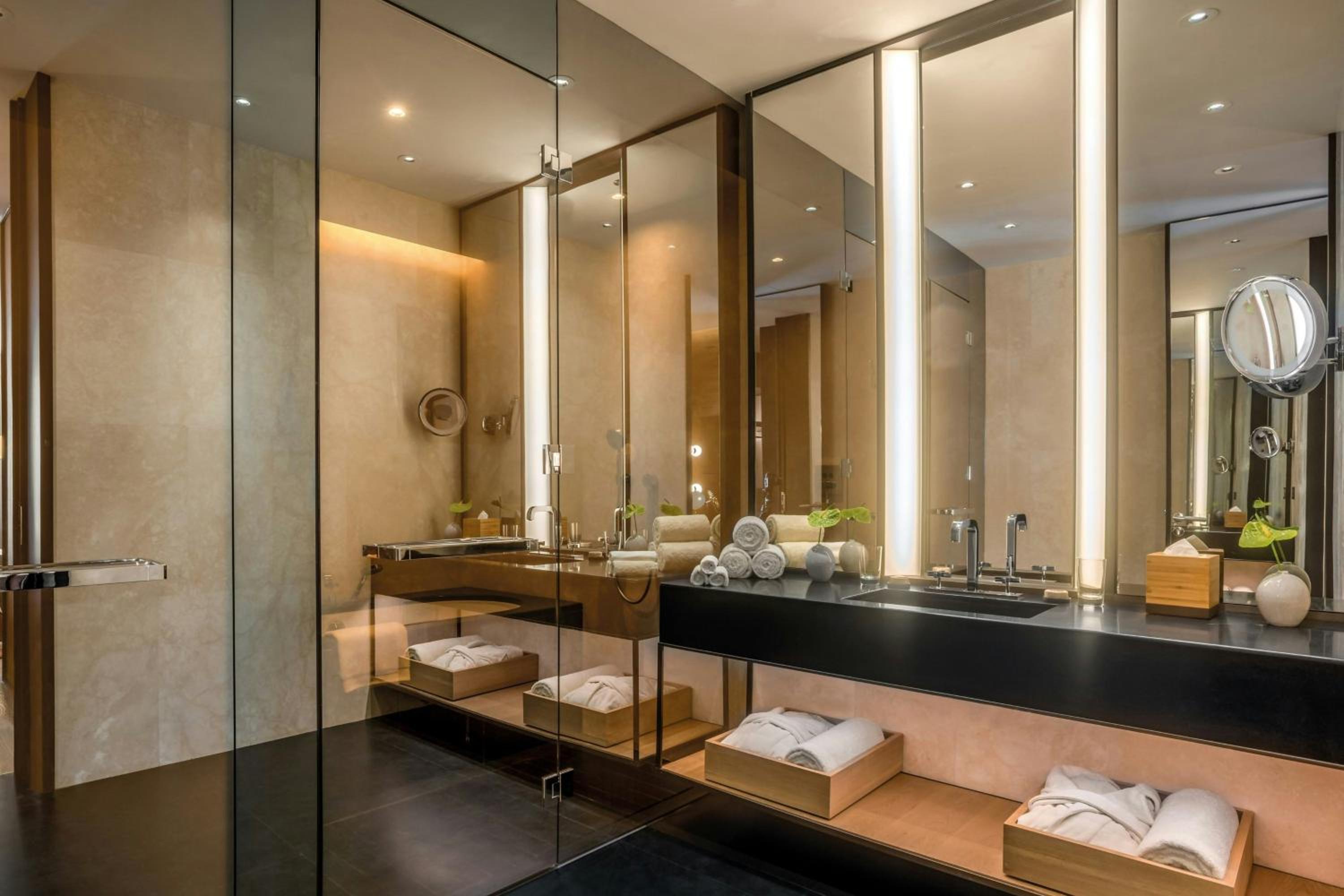 Deluxe Room with One King Bed and City View (Free Mini-bar soft drinks & beers + 1.9 mi pick-up or drop-off service + Berluti shoe shinning & pressing service) photo 2