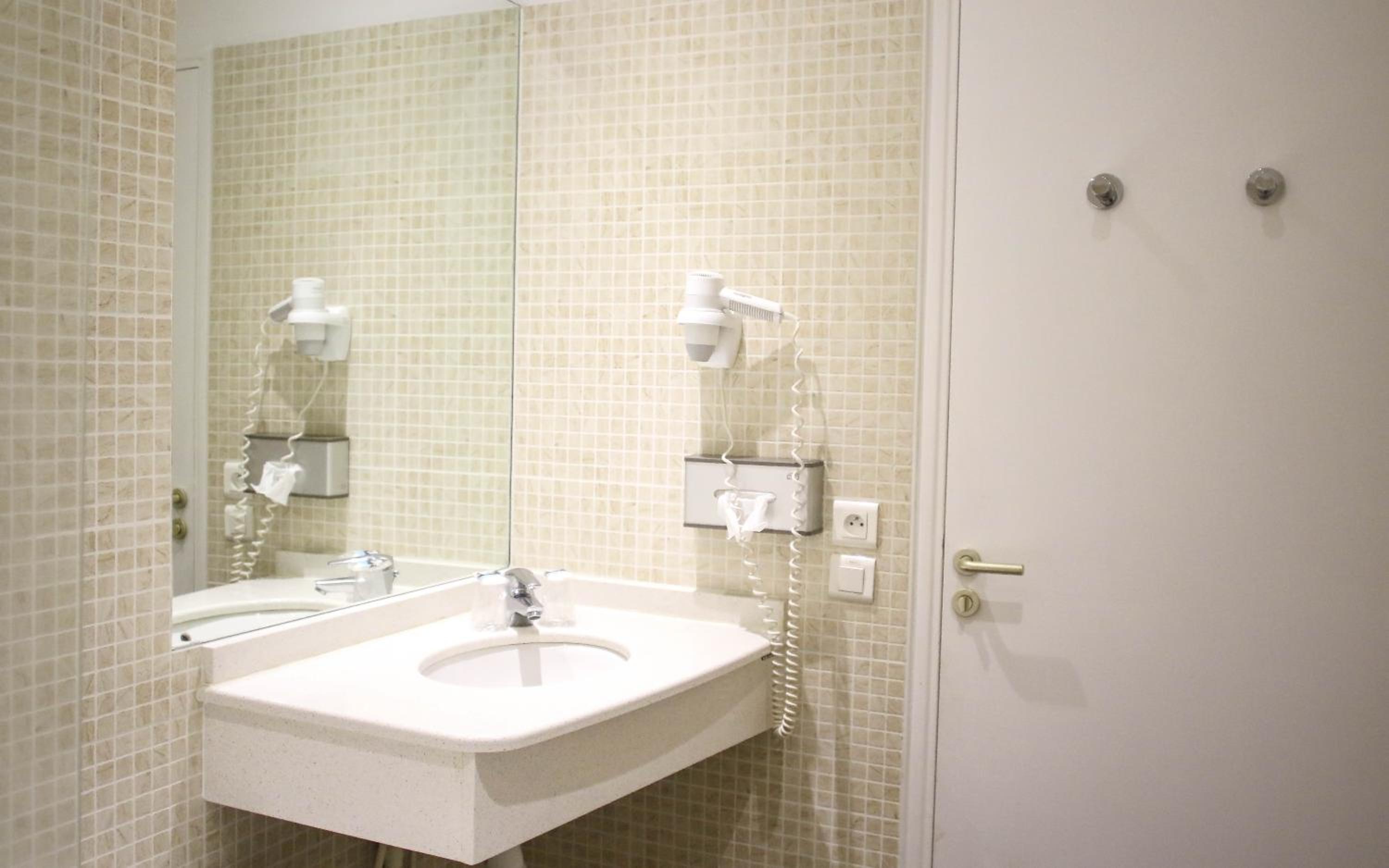 Superior Double Room - Street Side - Photo 4