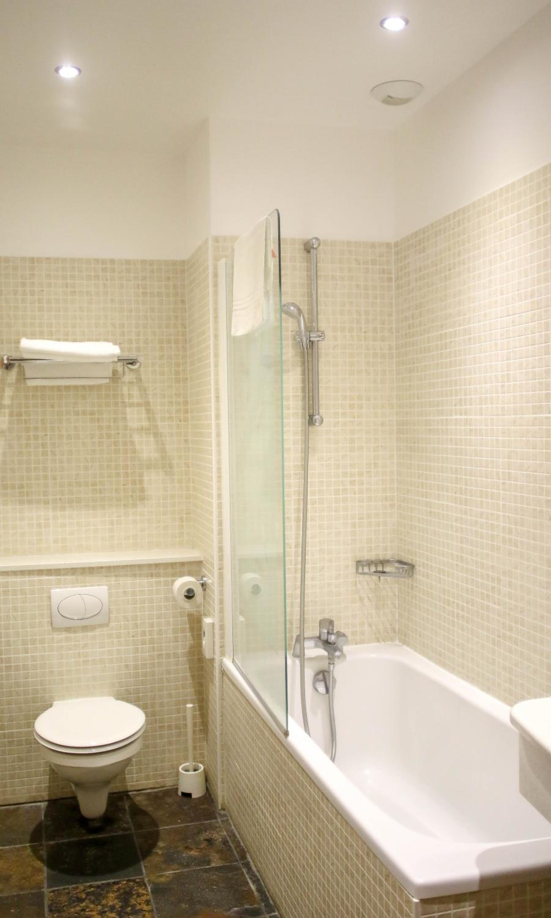 Superior Double Room - Street Side - Photo 2
