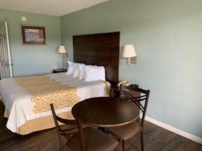 King Room - Non-Smoking - Photo 4