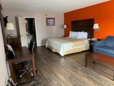 King Suite- Non-Smoking - Photo 5