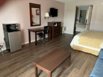 King Suite- Non-Smoking - Photo 7