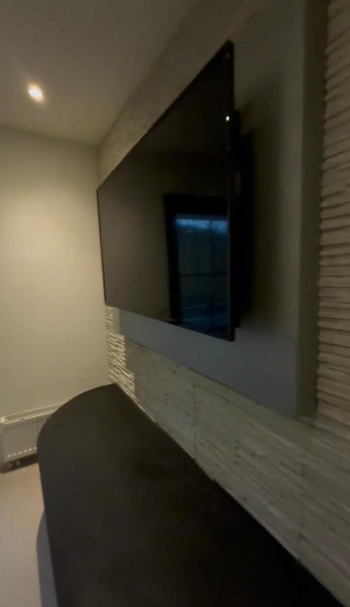 Two-Bedroom Apartment with Balcony and Terrace photo 2