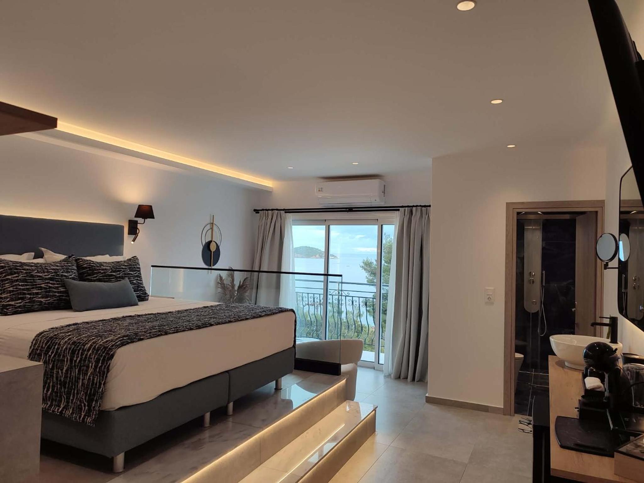 Deluxe Double Room with Balcony and Sea View
