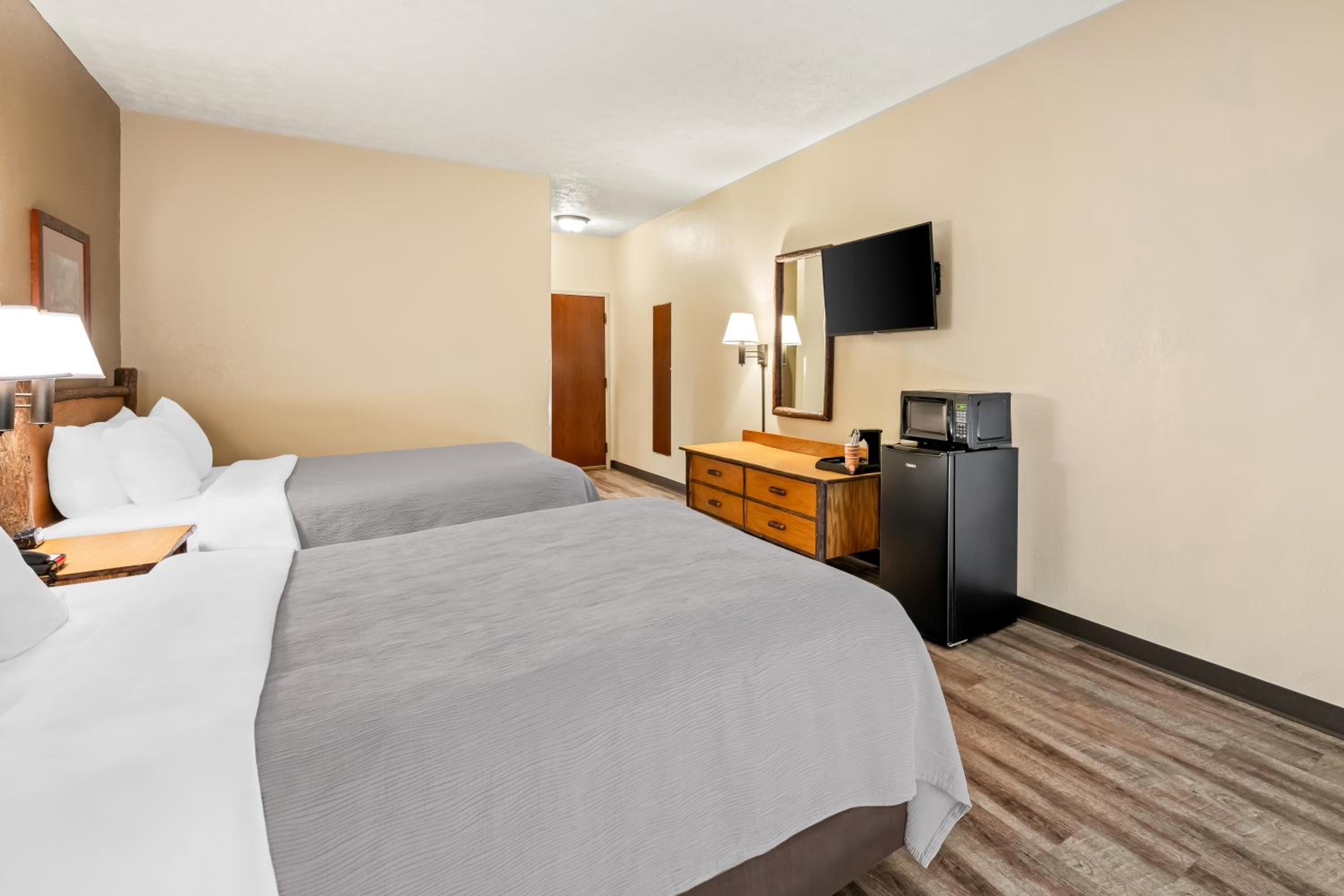 Queen Suite with Two Queen Beds - Non-Smoking photo 3