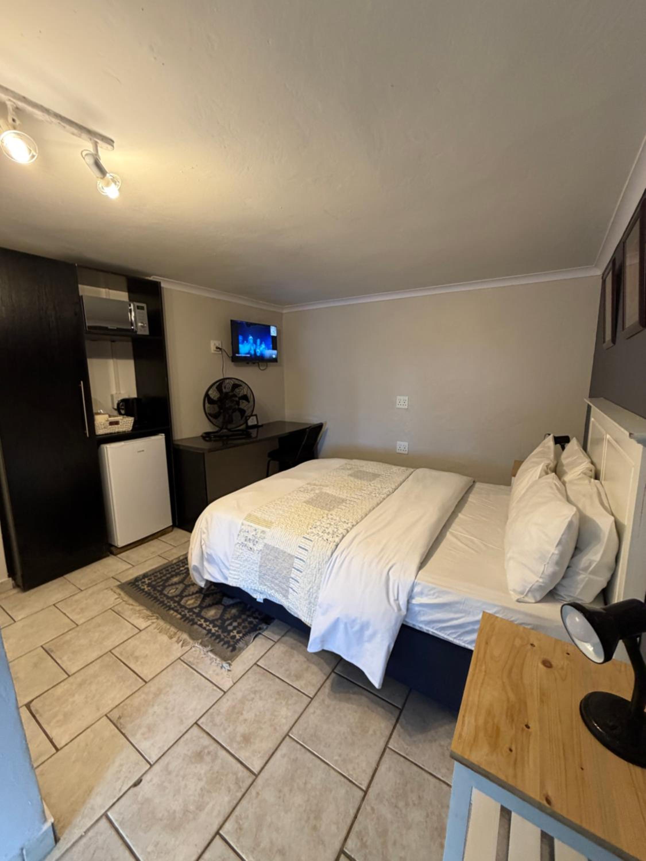 Budget Double Room - Photo 3