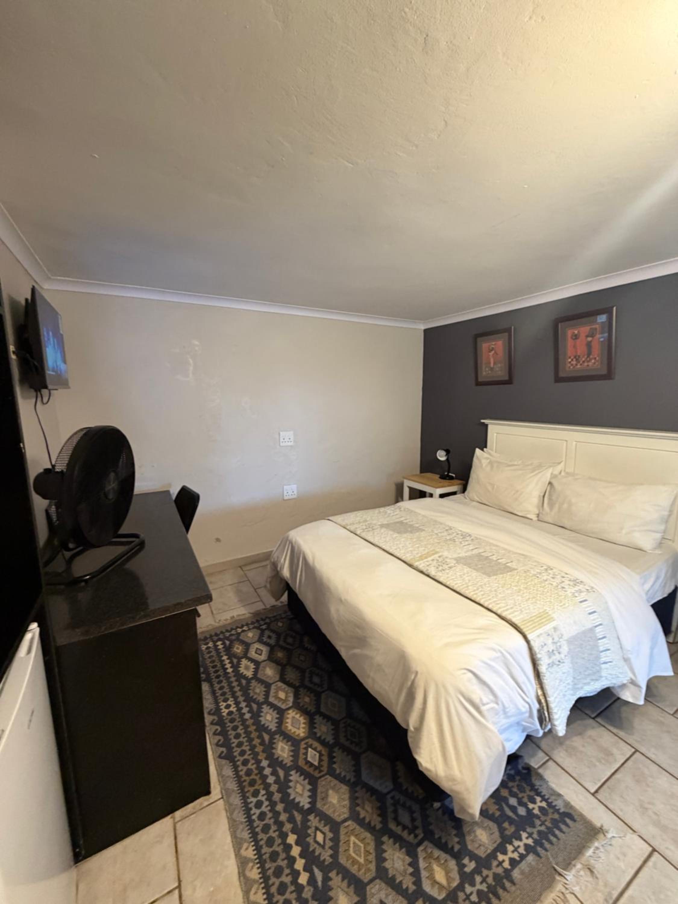 Budget Double Room - Photo 4