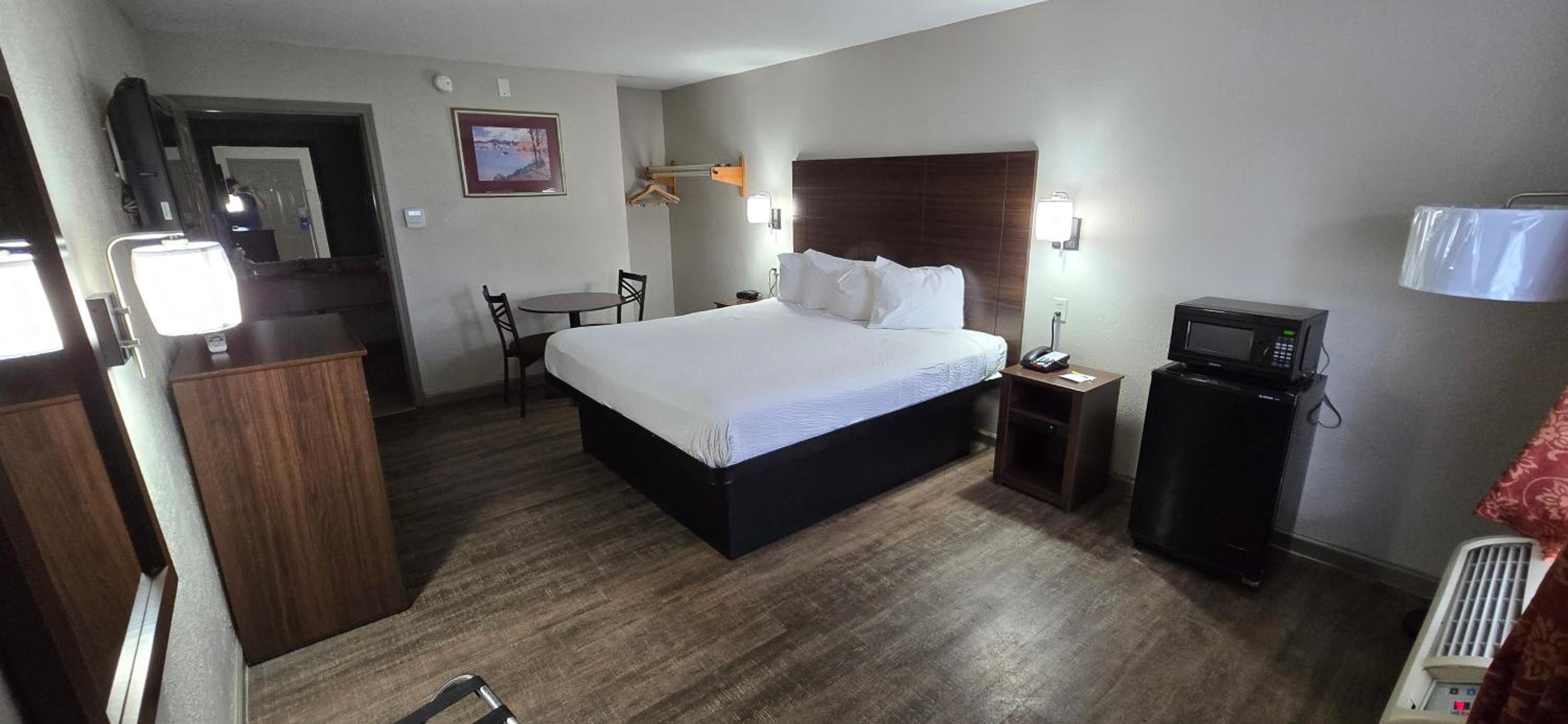King Room with Bath Tub - Mobility Accessible/Non-Smoking - Photo 1