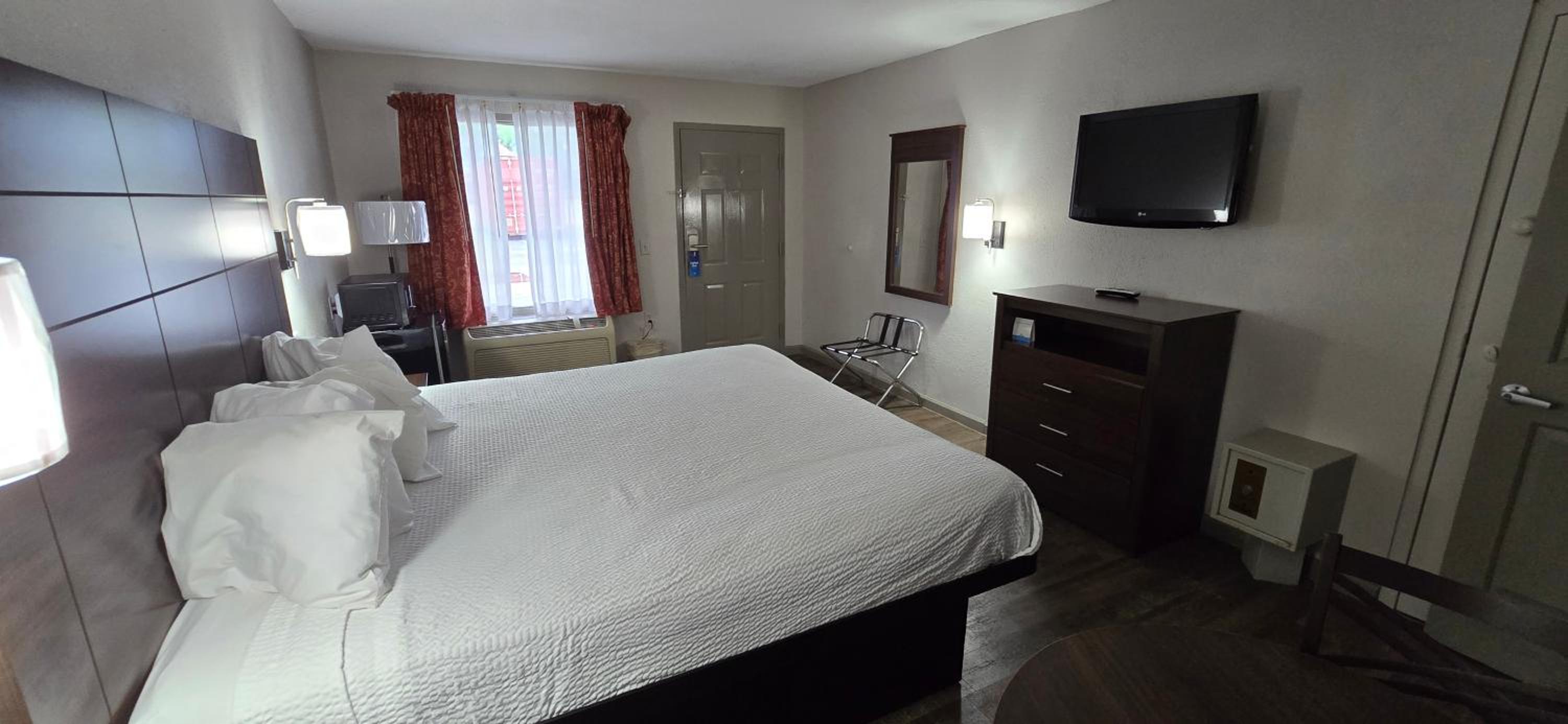 King Room with Bath Tub - Mobility Accessible/Non-Smoking - Photo 2