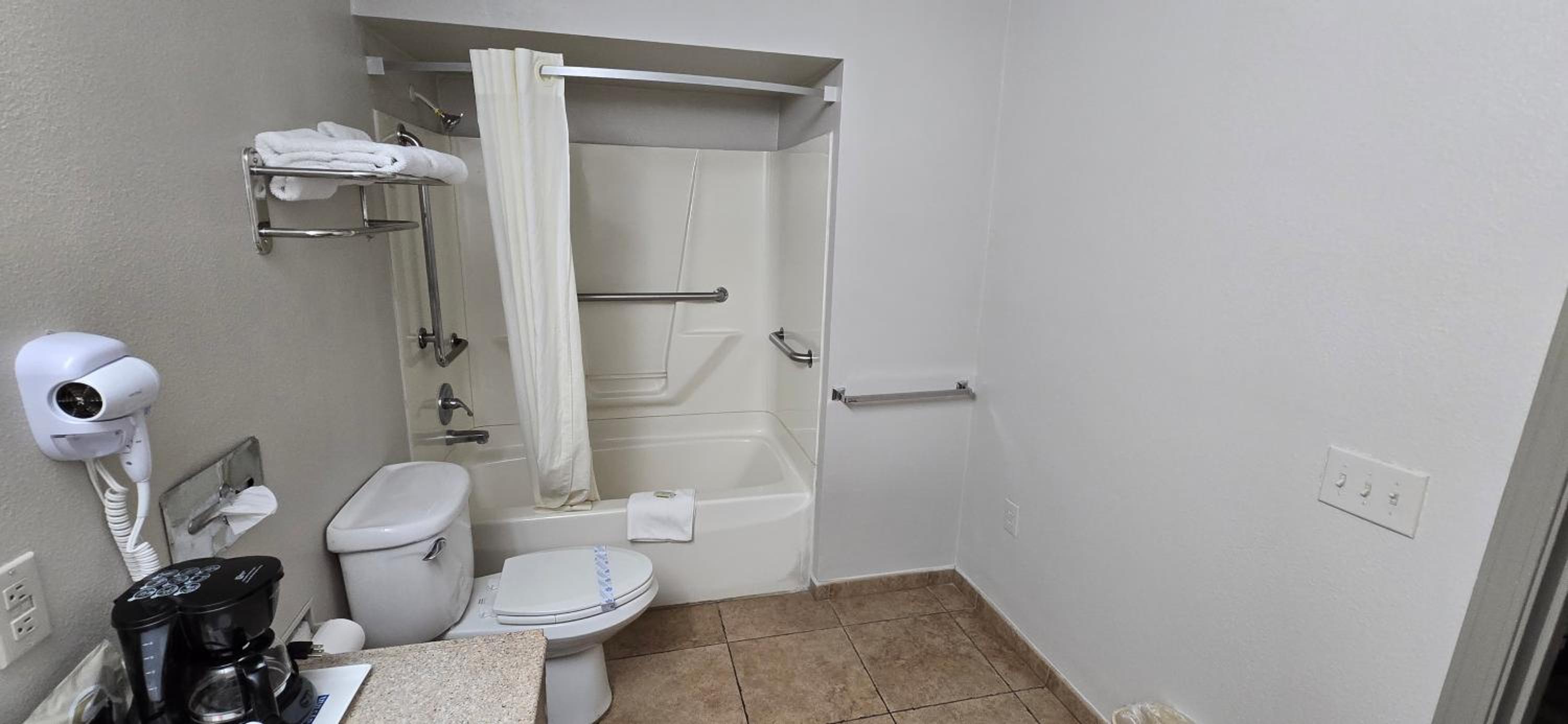 King Room with Bath Tub - Mobility Accessible/Non-Smoking - Photo 3