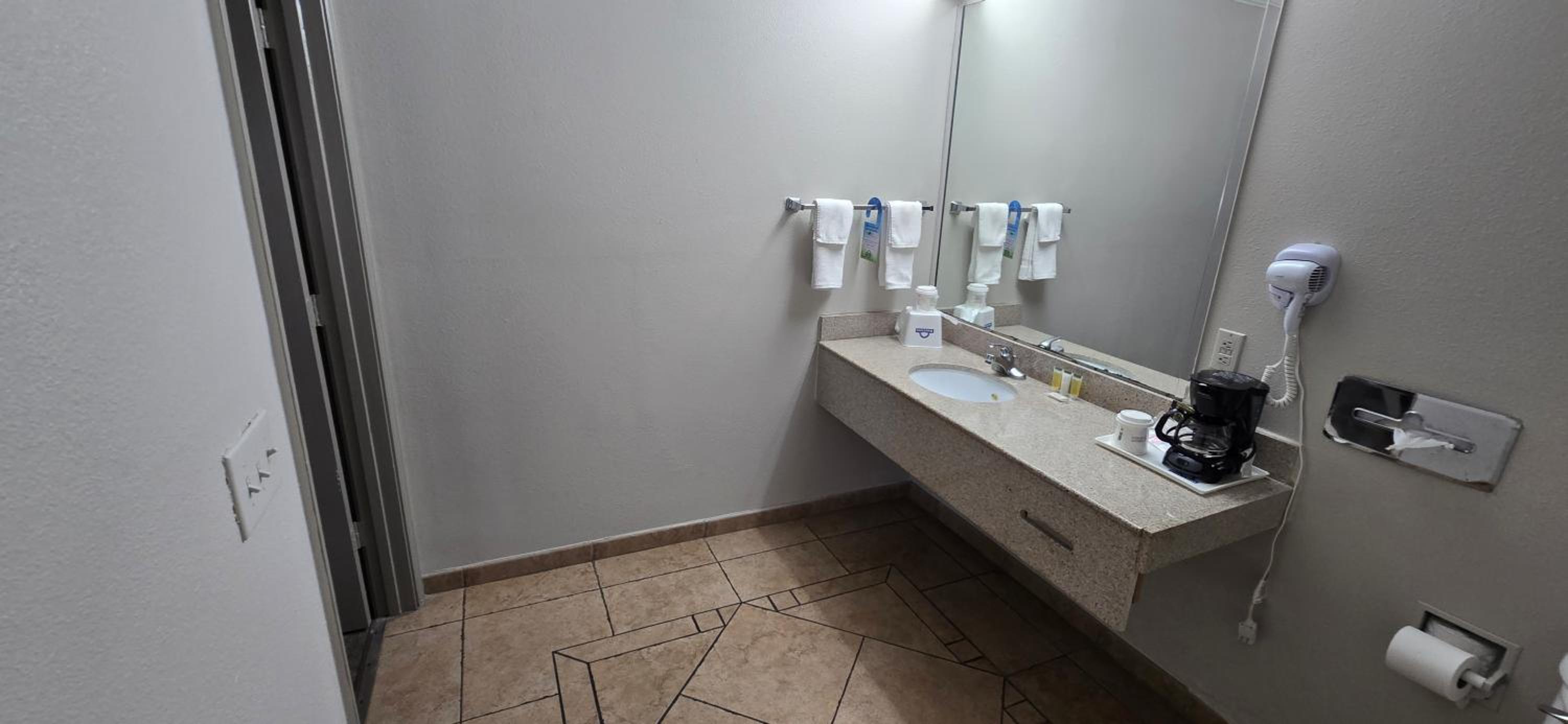King Room with Bath Tub - Mobility Accessible/Non-Smoking - Photo 4