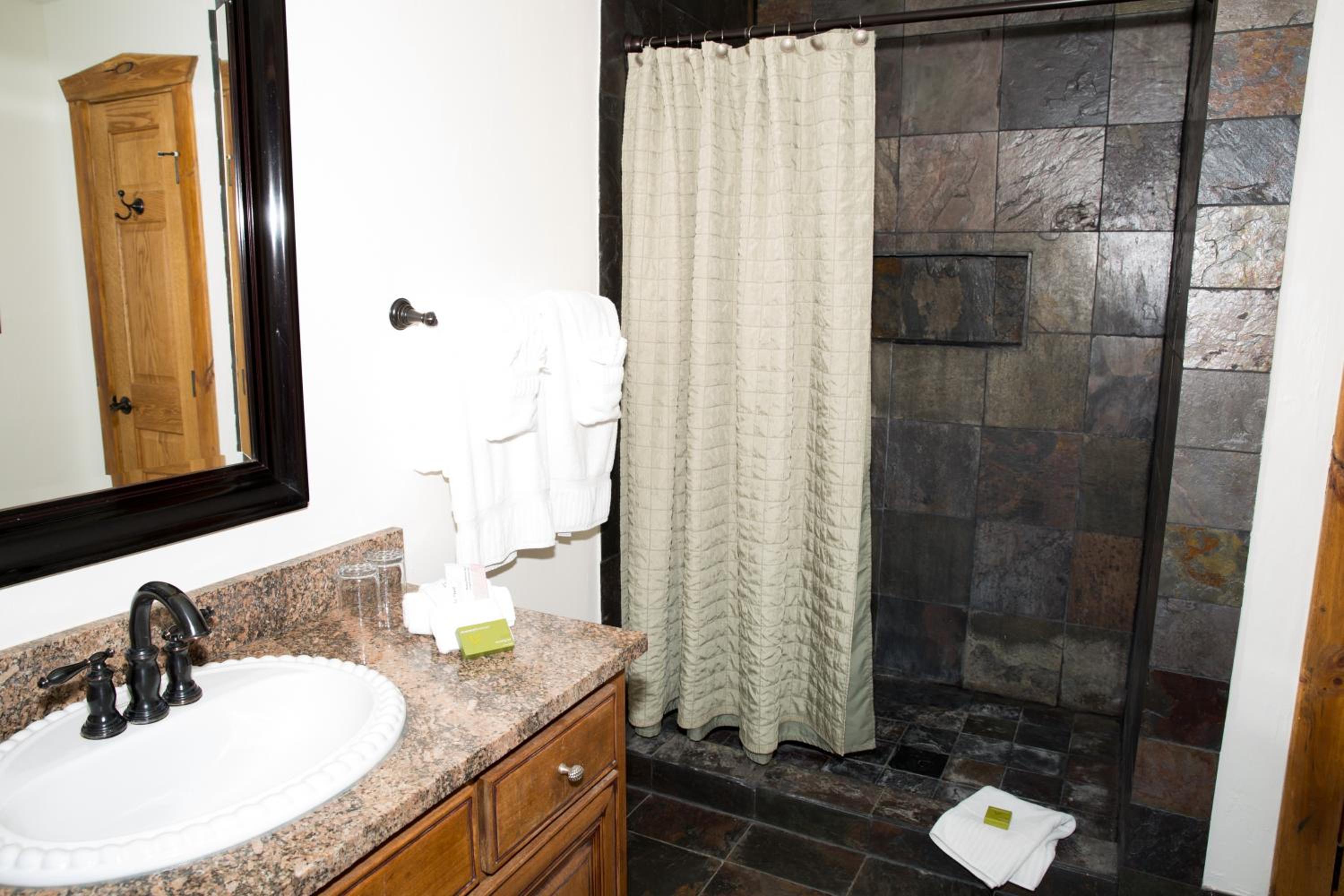 Queen Family Suite photo 3