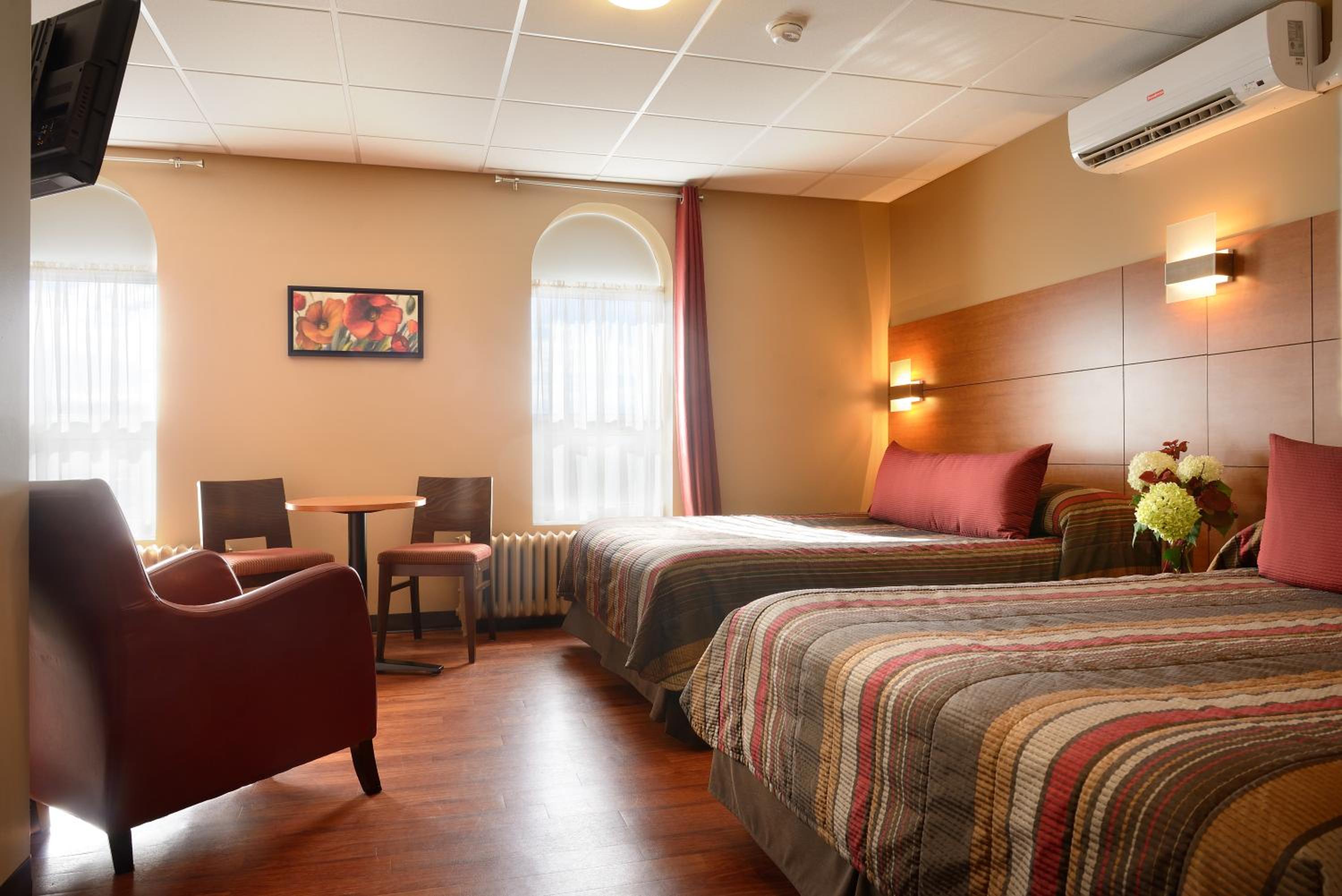 Queen Room with Two Queen Beds photo 1
