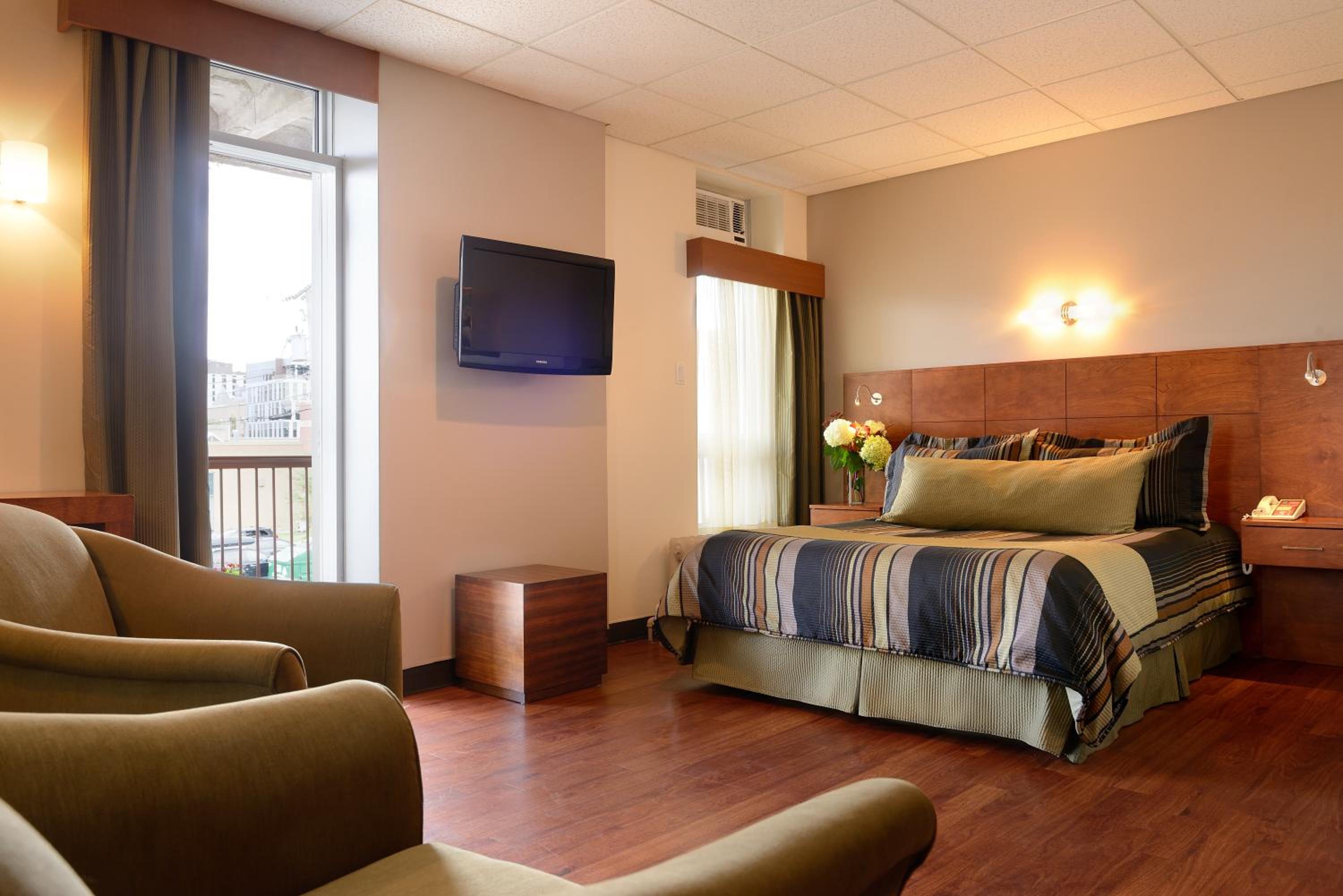 Queen Room photo 1