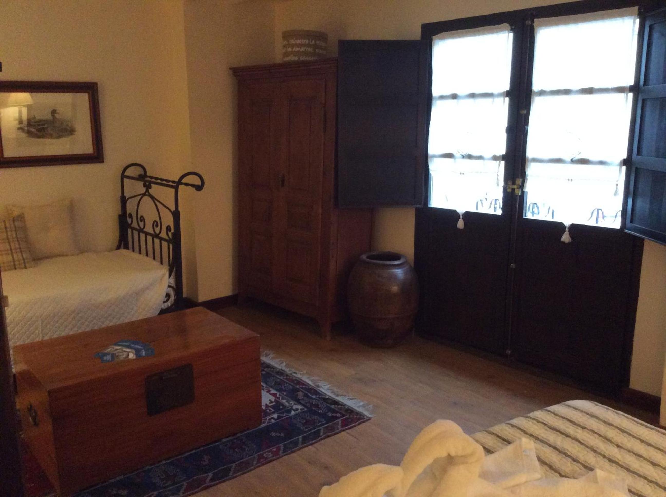 Deluxe Double Room with Balcony - Photo 4
