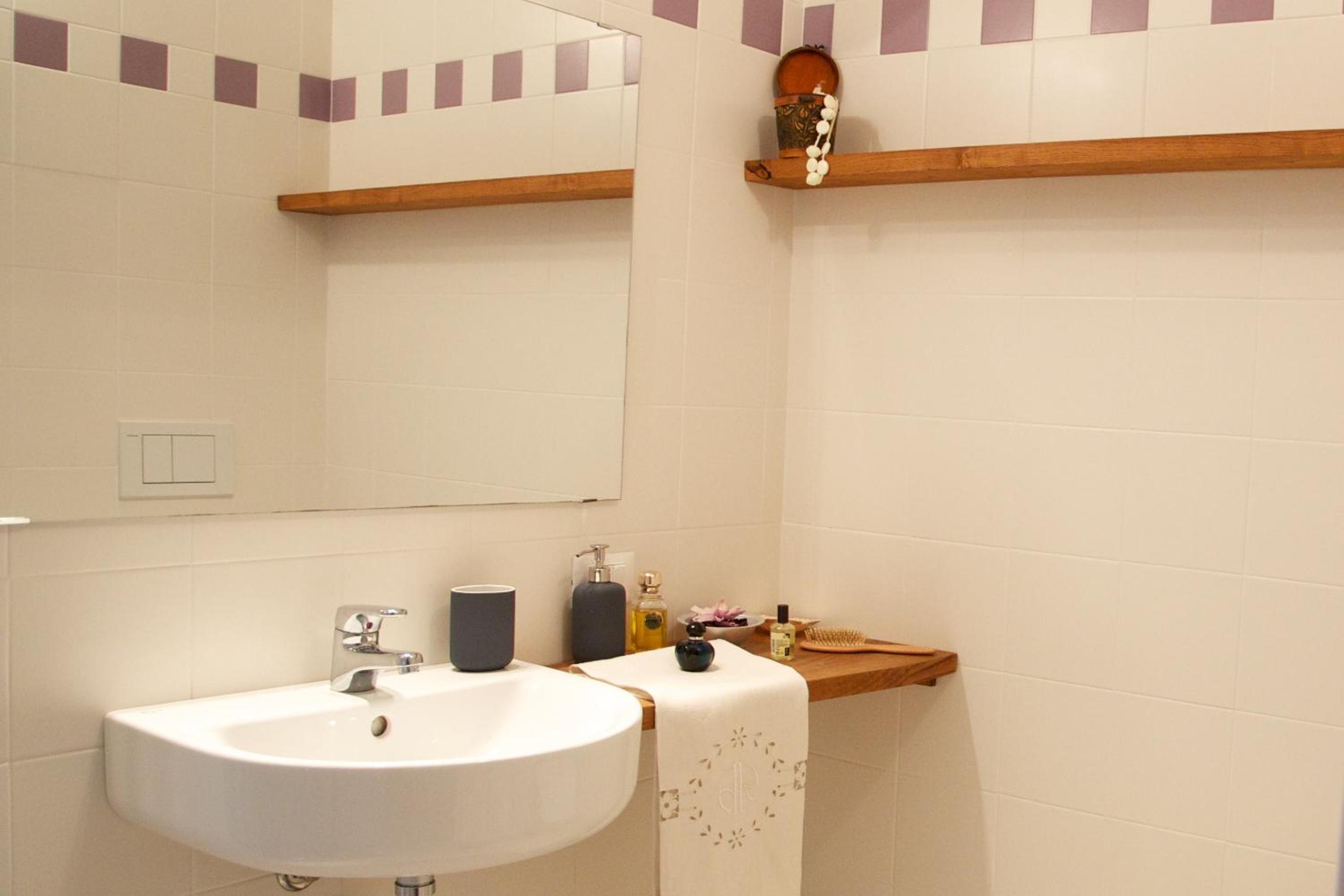 Double Room with Private Bathroom - Photo 9