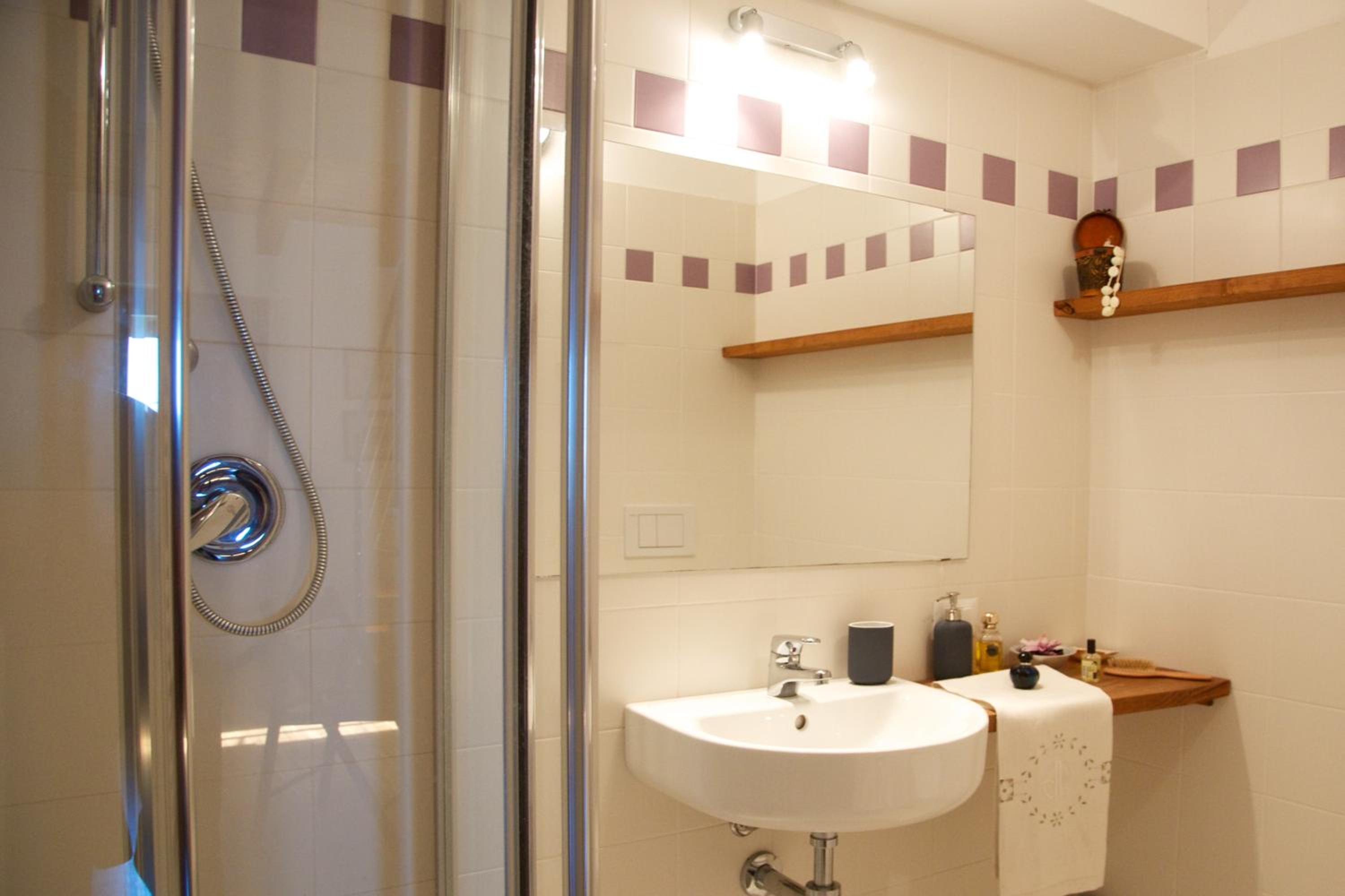 Double Room with Private Bathroom - Photo 6