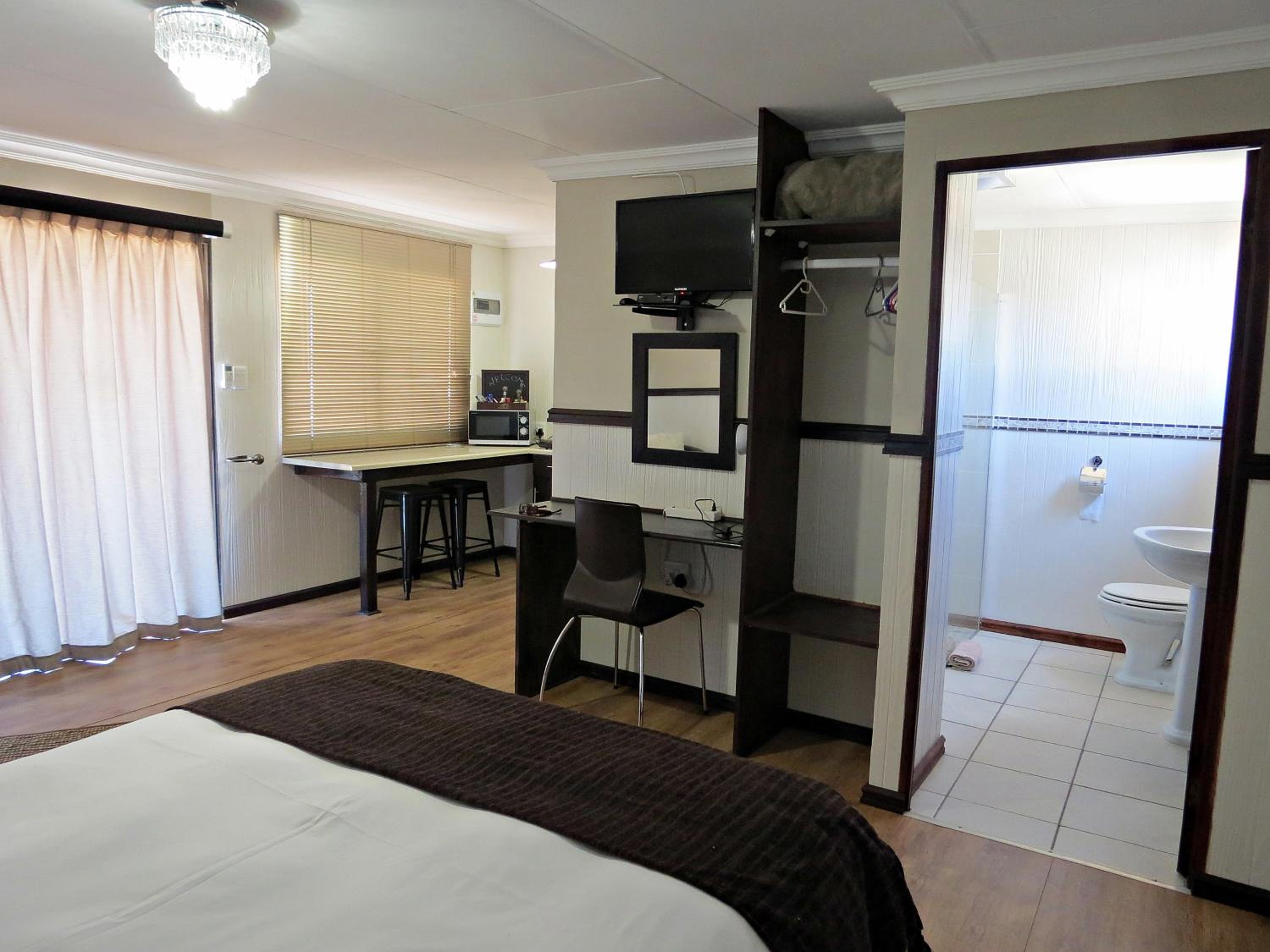 One-Bedroom House - Photo 31