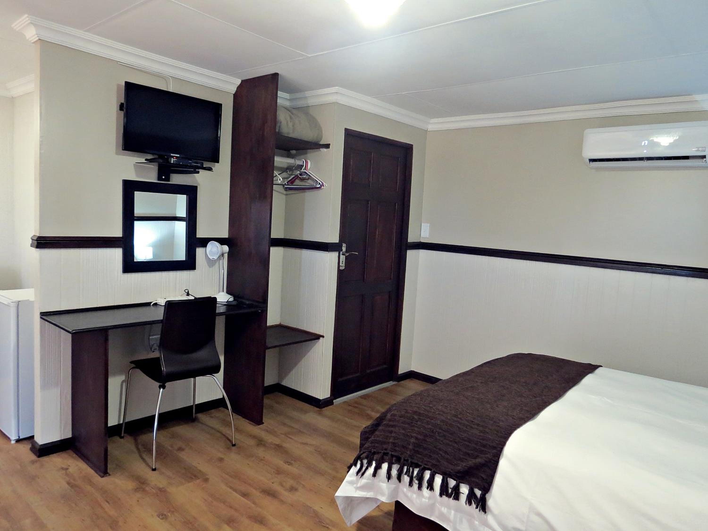 One-Bedroom House - Photo 32