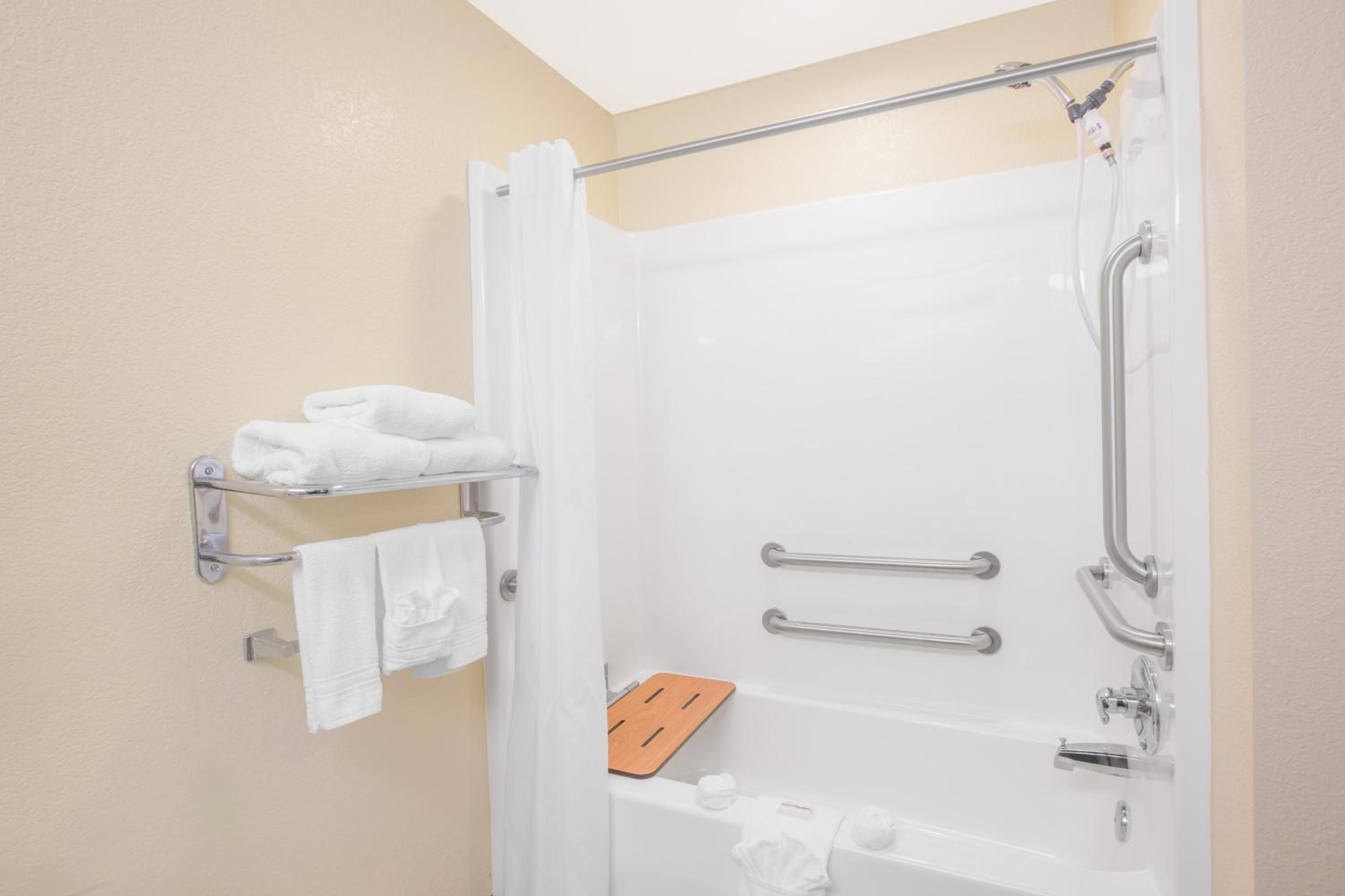 Queen Room - Mobility Access/Non-Smoking - Photo 4