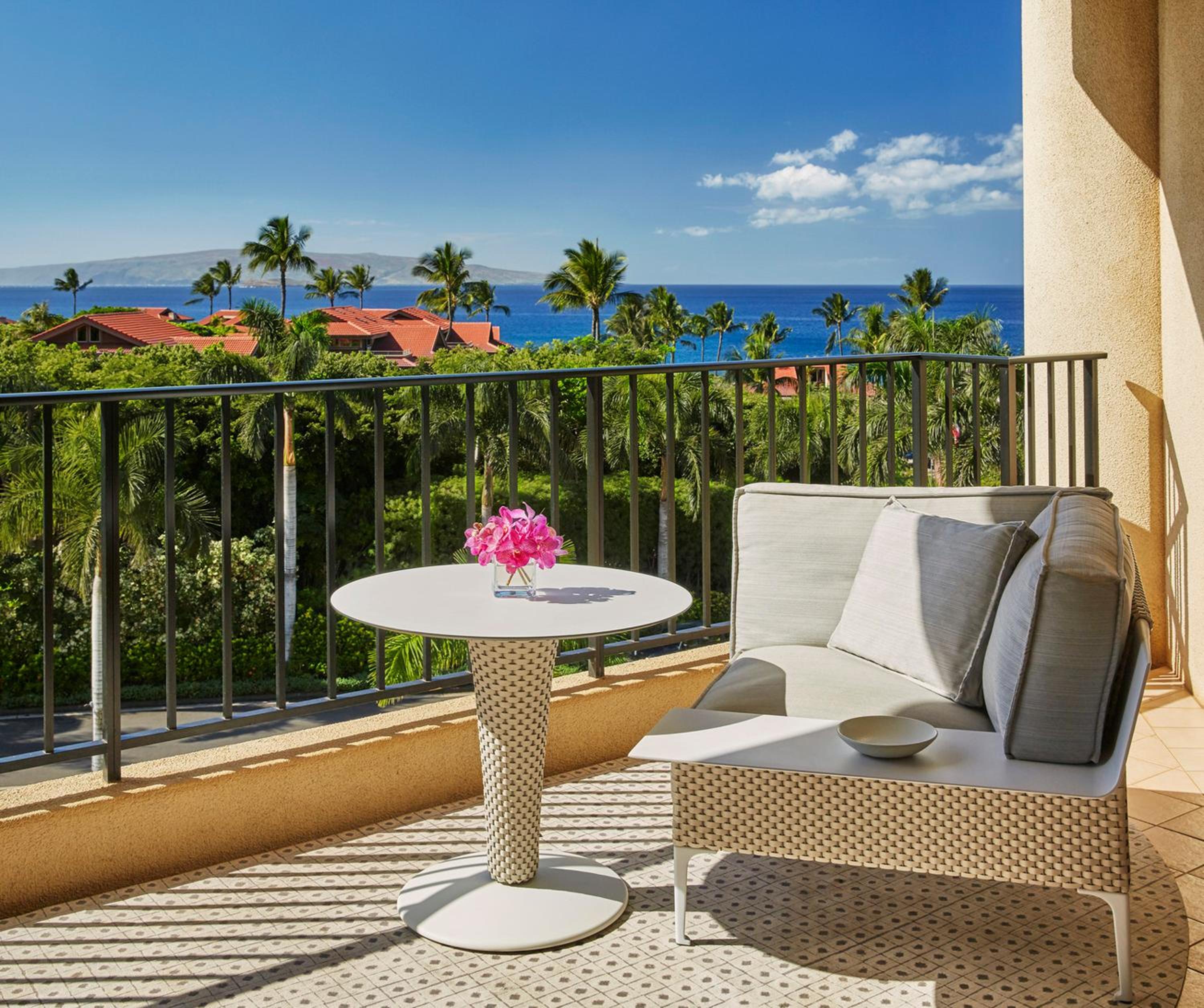 Deluxe Club Ocean View Room with King Bed