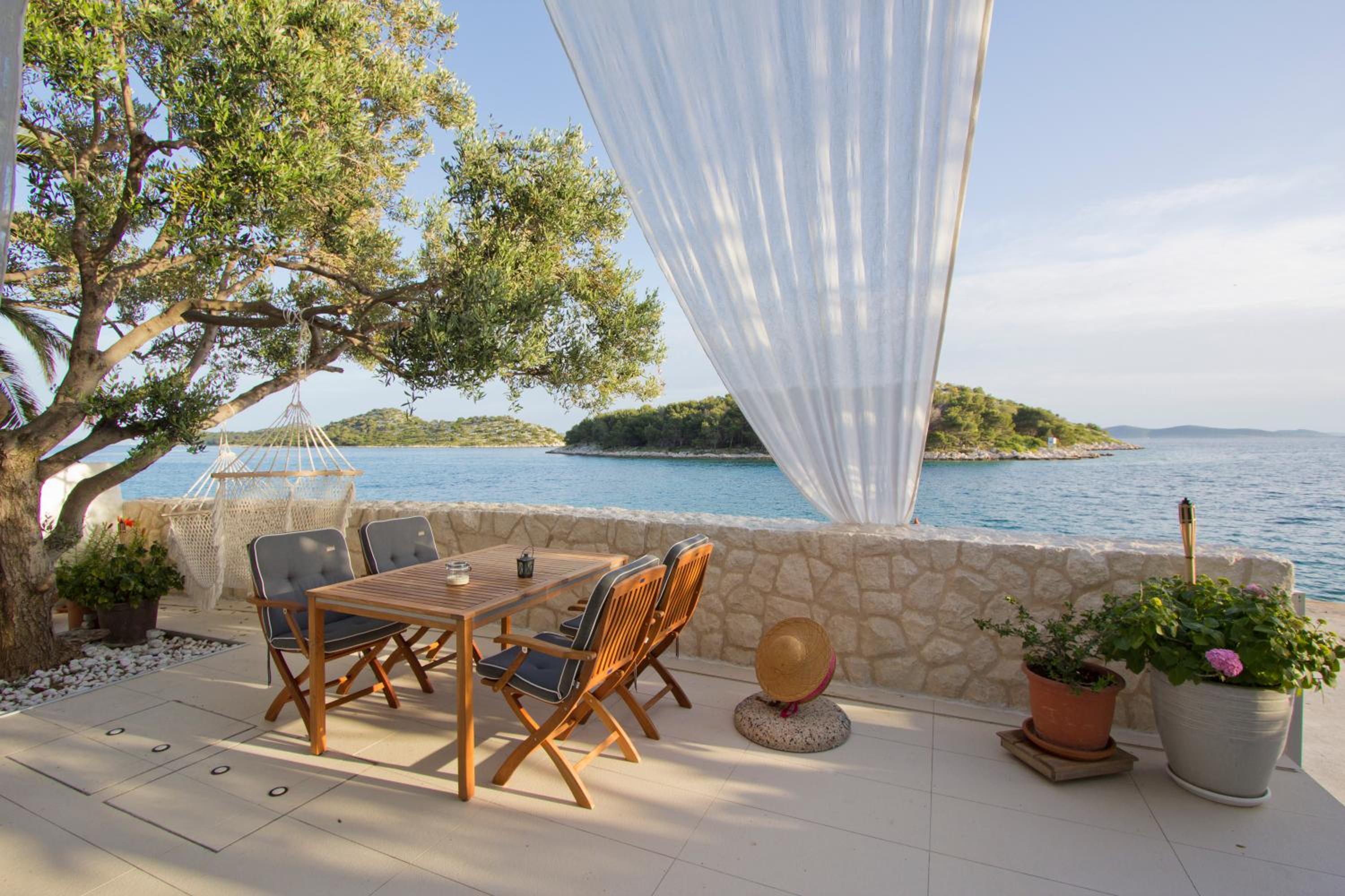 Three-bedroom seafront house with beach area photo 2