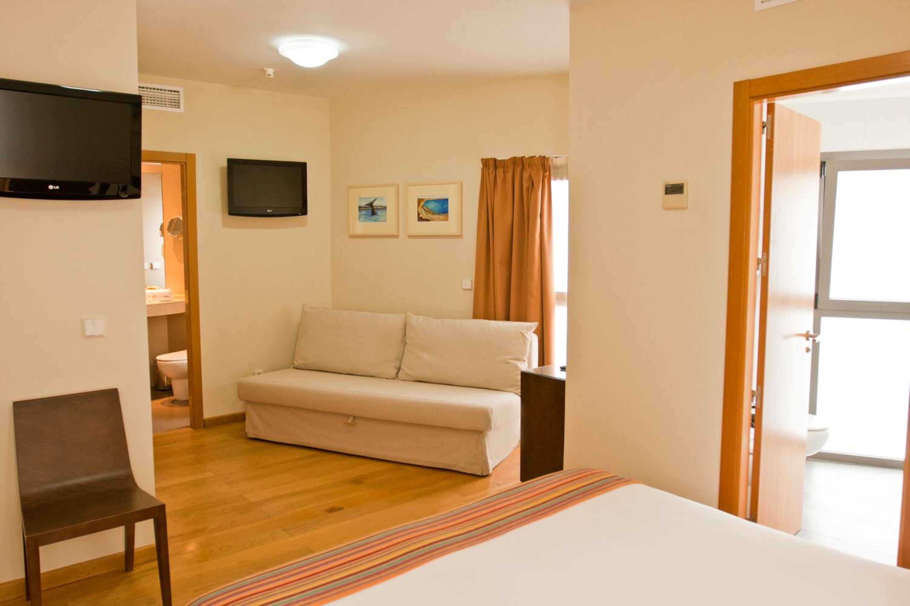 Family Room - Photo 2