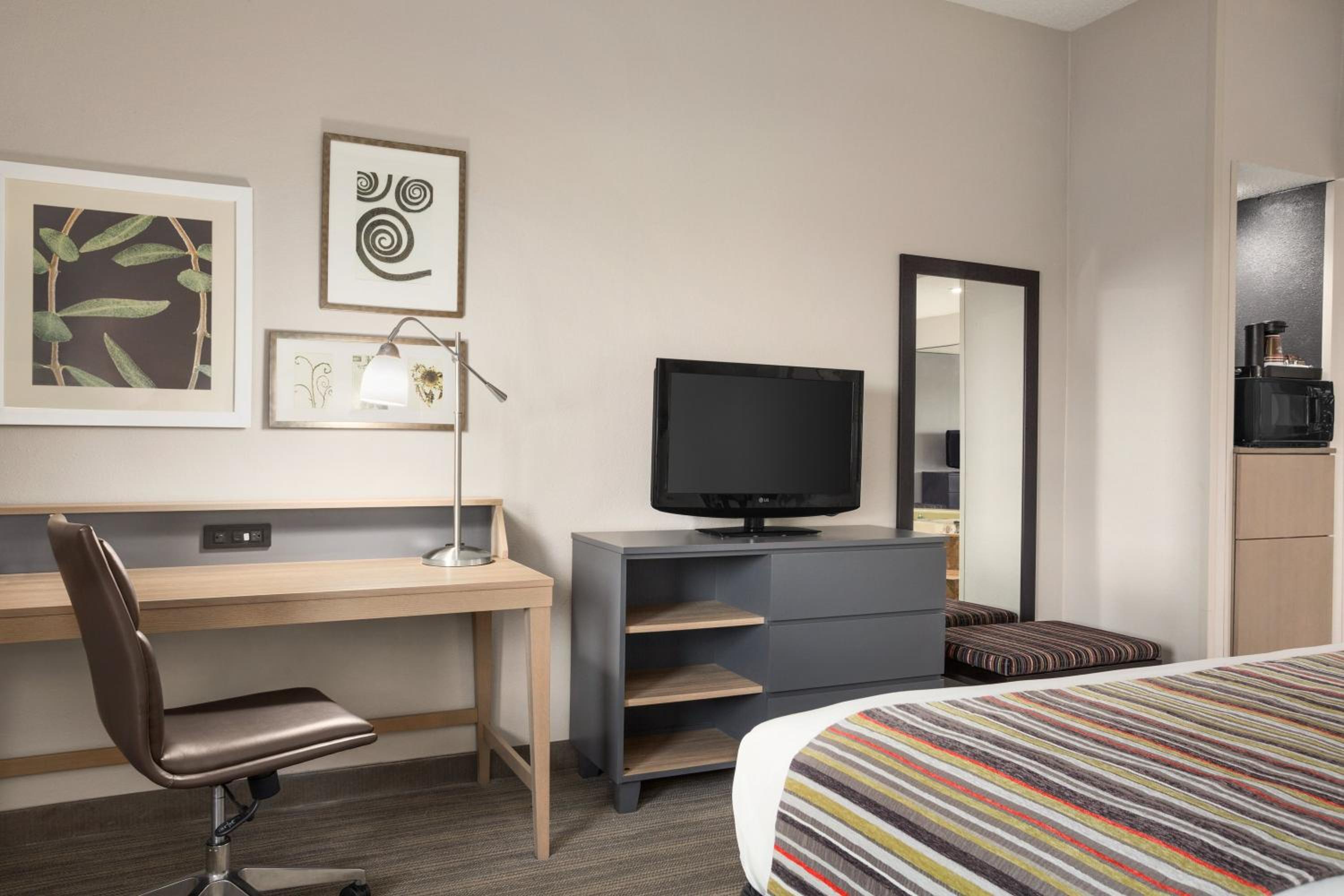 King Room With Roll-In Shower - Disability Access/Non-Smoking - Photo 4