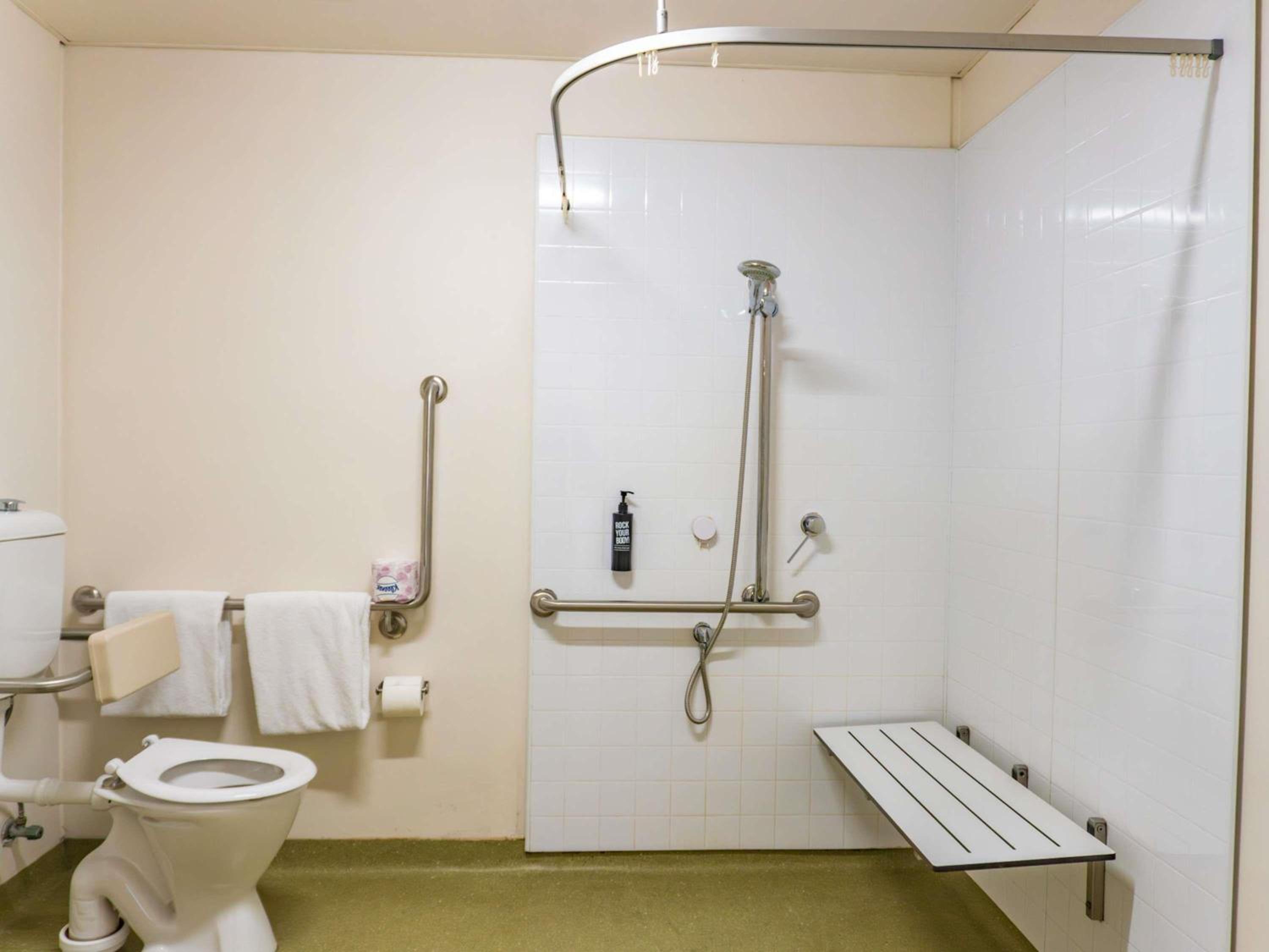 Standard Queen Room with Special Access Bathroom photo 3
