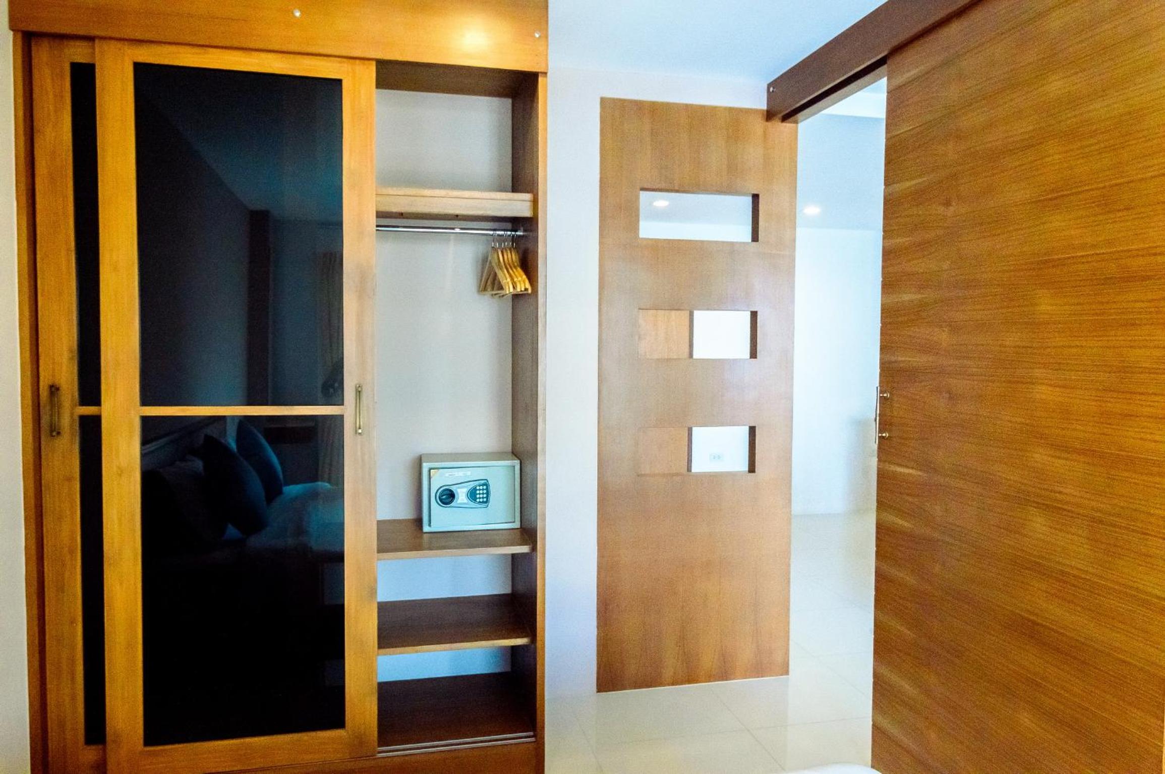 Apartment with Balcony photo 2