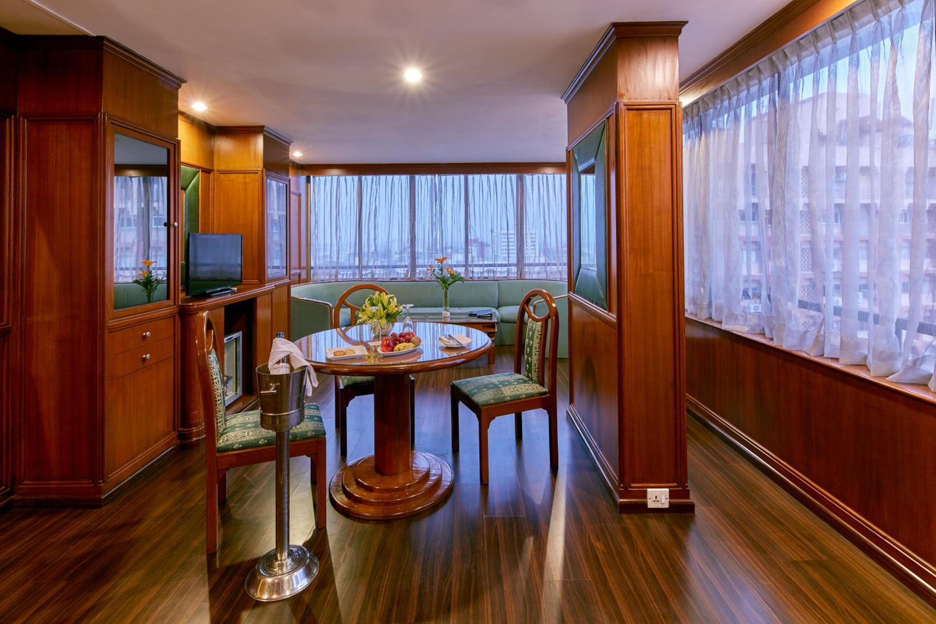 Executive Suite with bathtub & 10% Discount on Food & Beverages - Photo 5