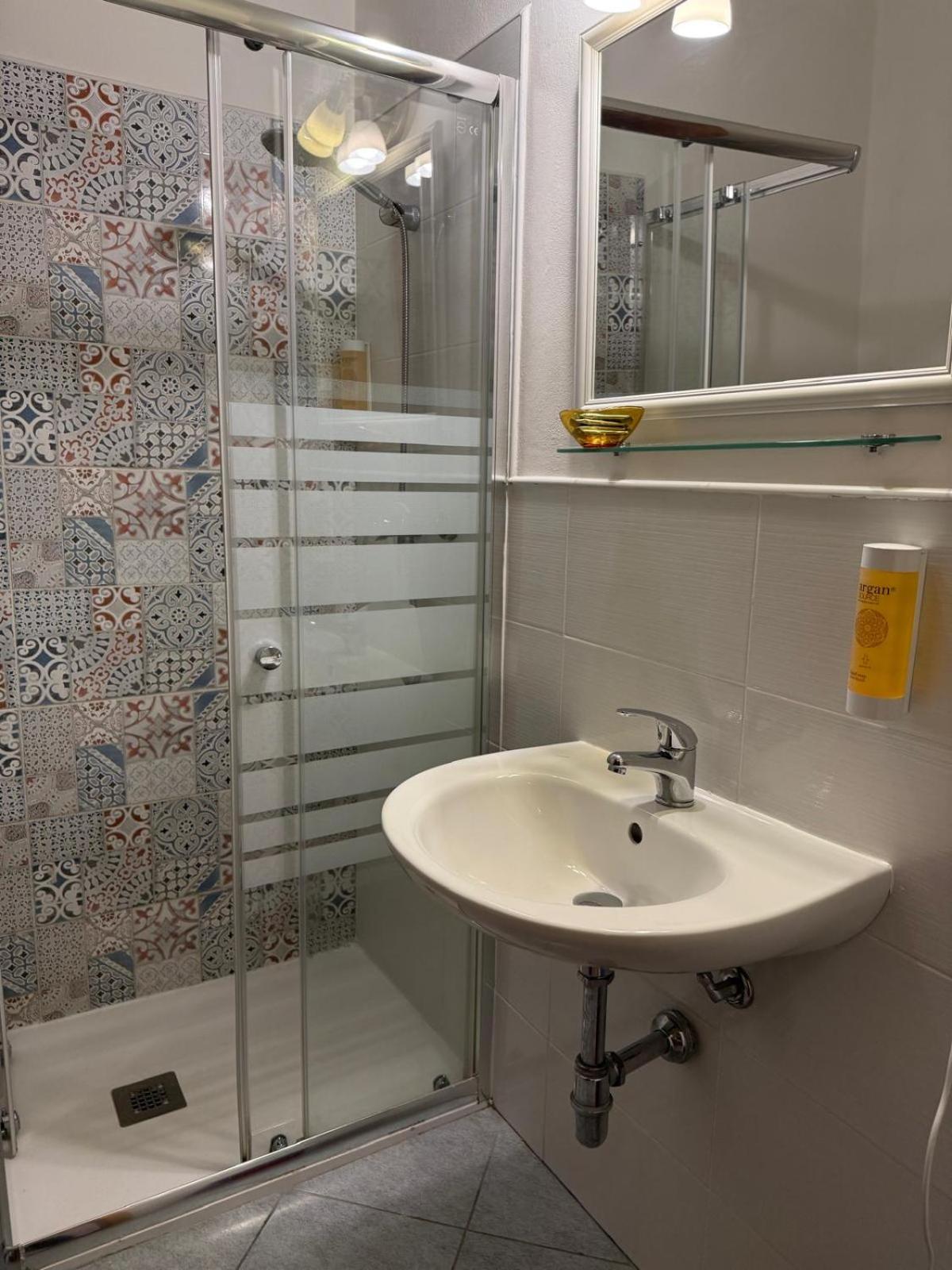 Double or Twin Room with Shower - Photo 2
