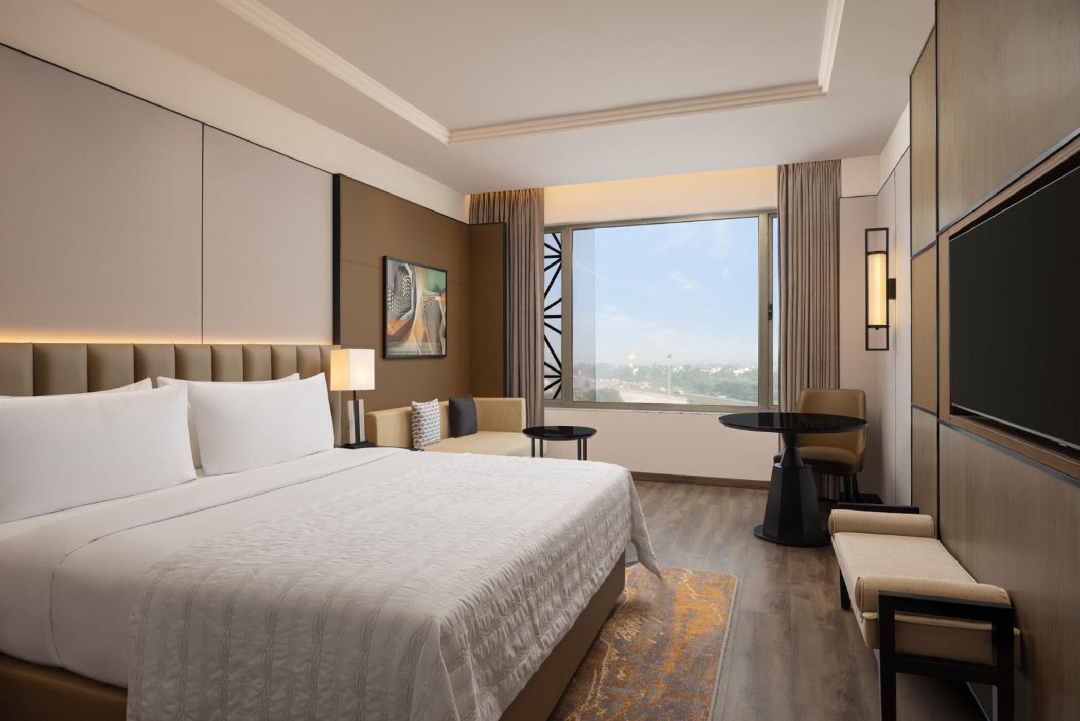 Executive King Room with Club Lounge Access photo 3