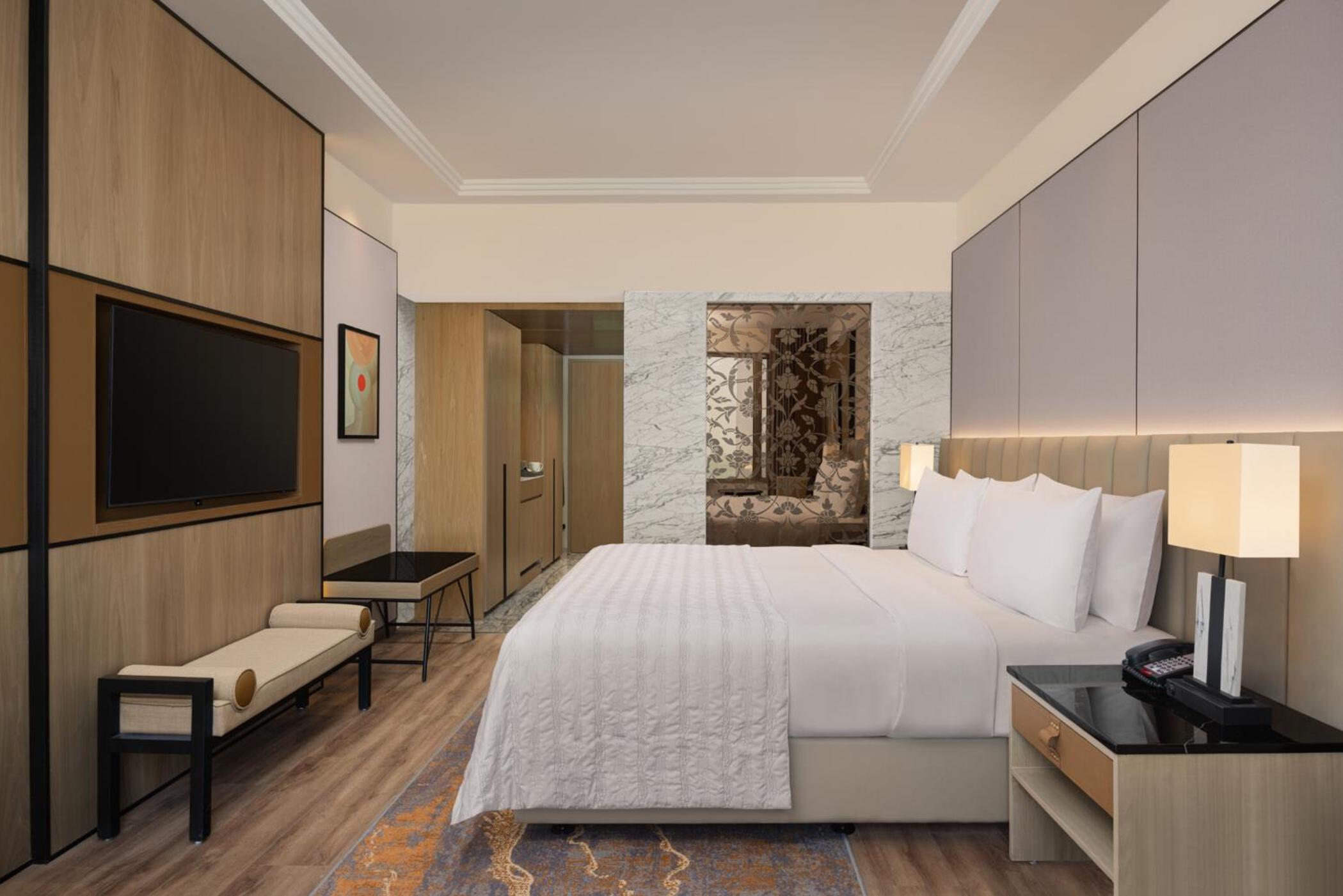 Executive King Room with Club Lounge Access photo 2