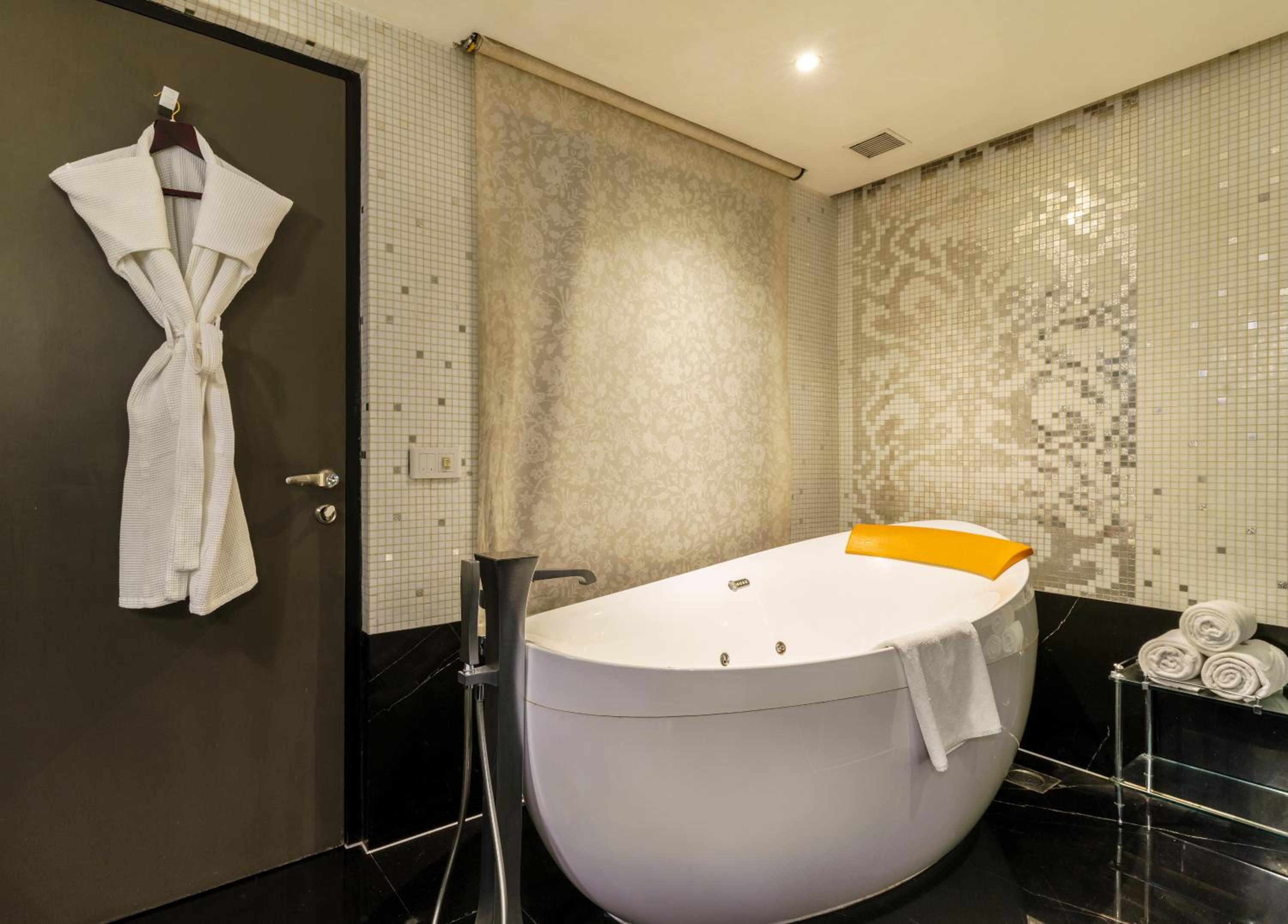 One-Bedroom Executive King Suite - Concierge Level photo 3