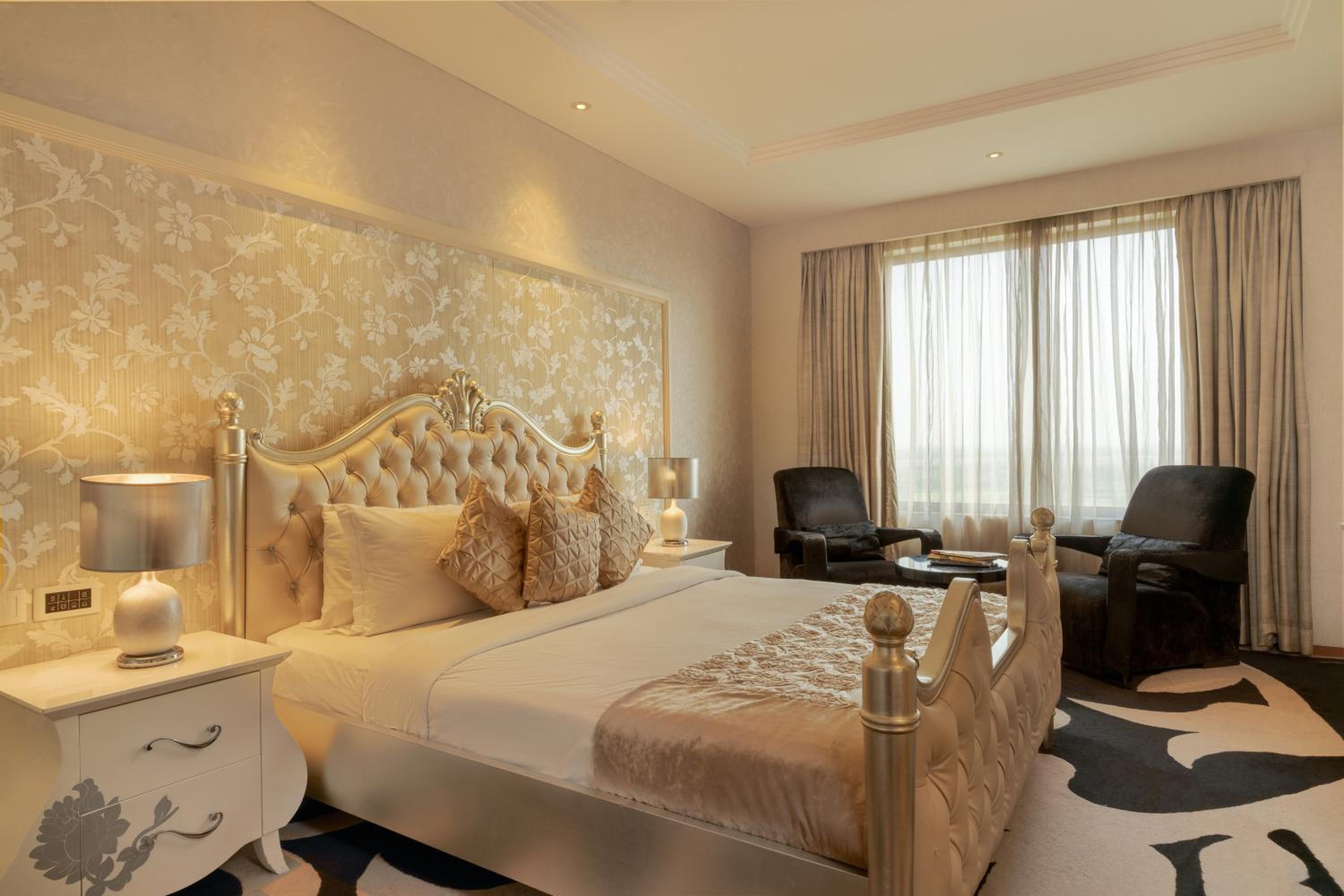 One-Bedroom Executive King Suite - Concierge Level photo 2