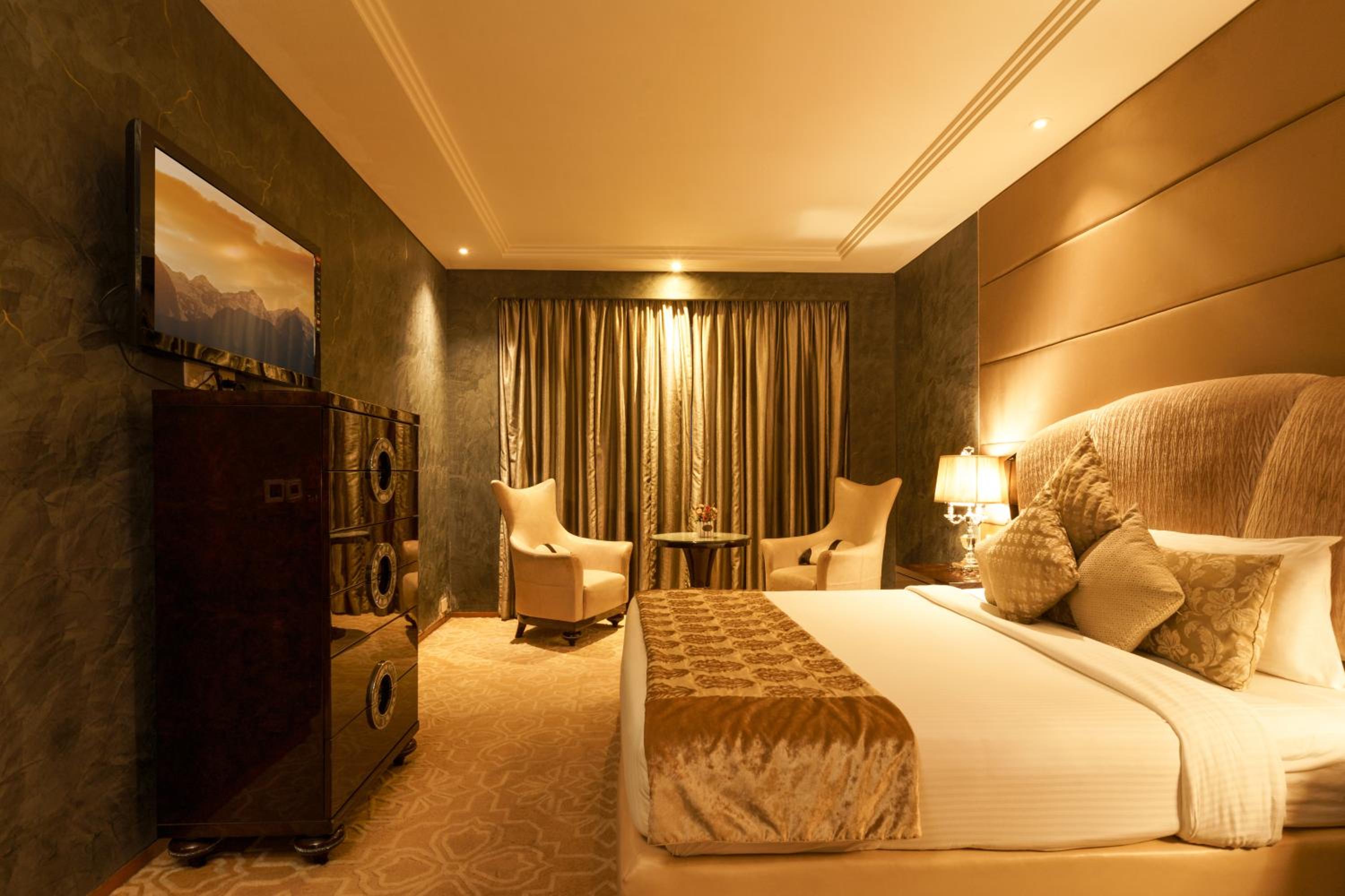 One-Bedroom Presidential King Suite – Concierge Level photo