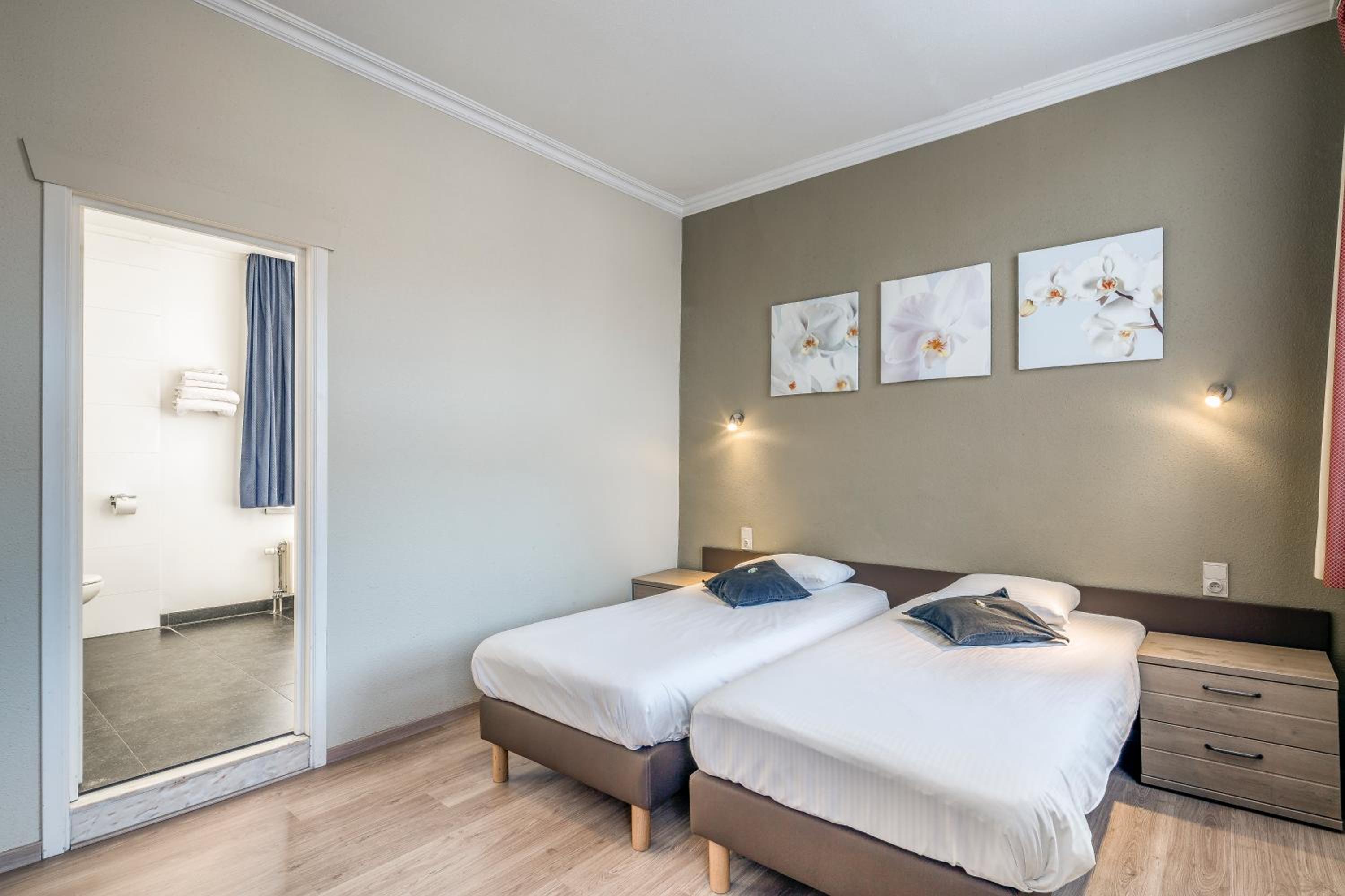 Twin Room with Street View - Photo 3