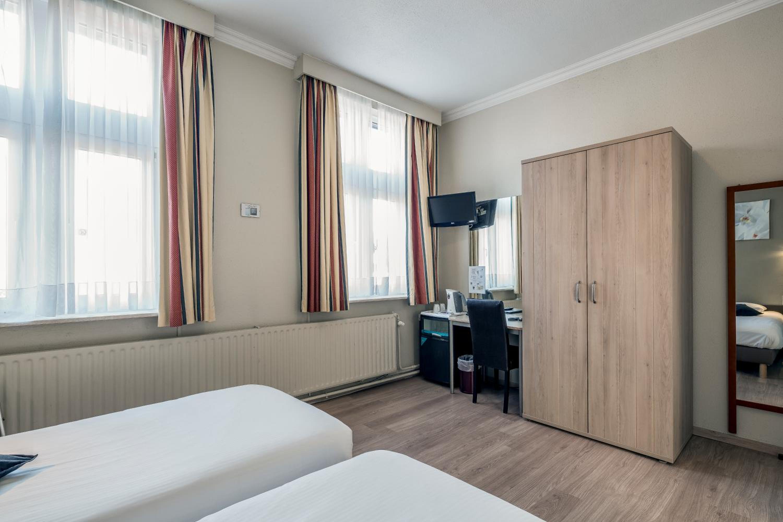Twin Room with Street View - Photo 5
