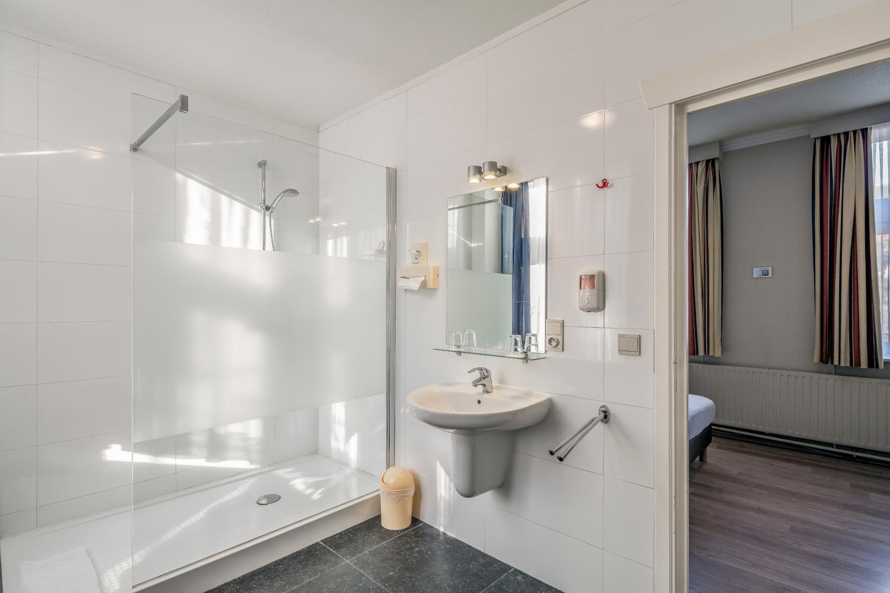 Twin Room with Street View - Photo 4