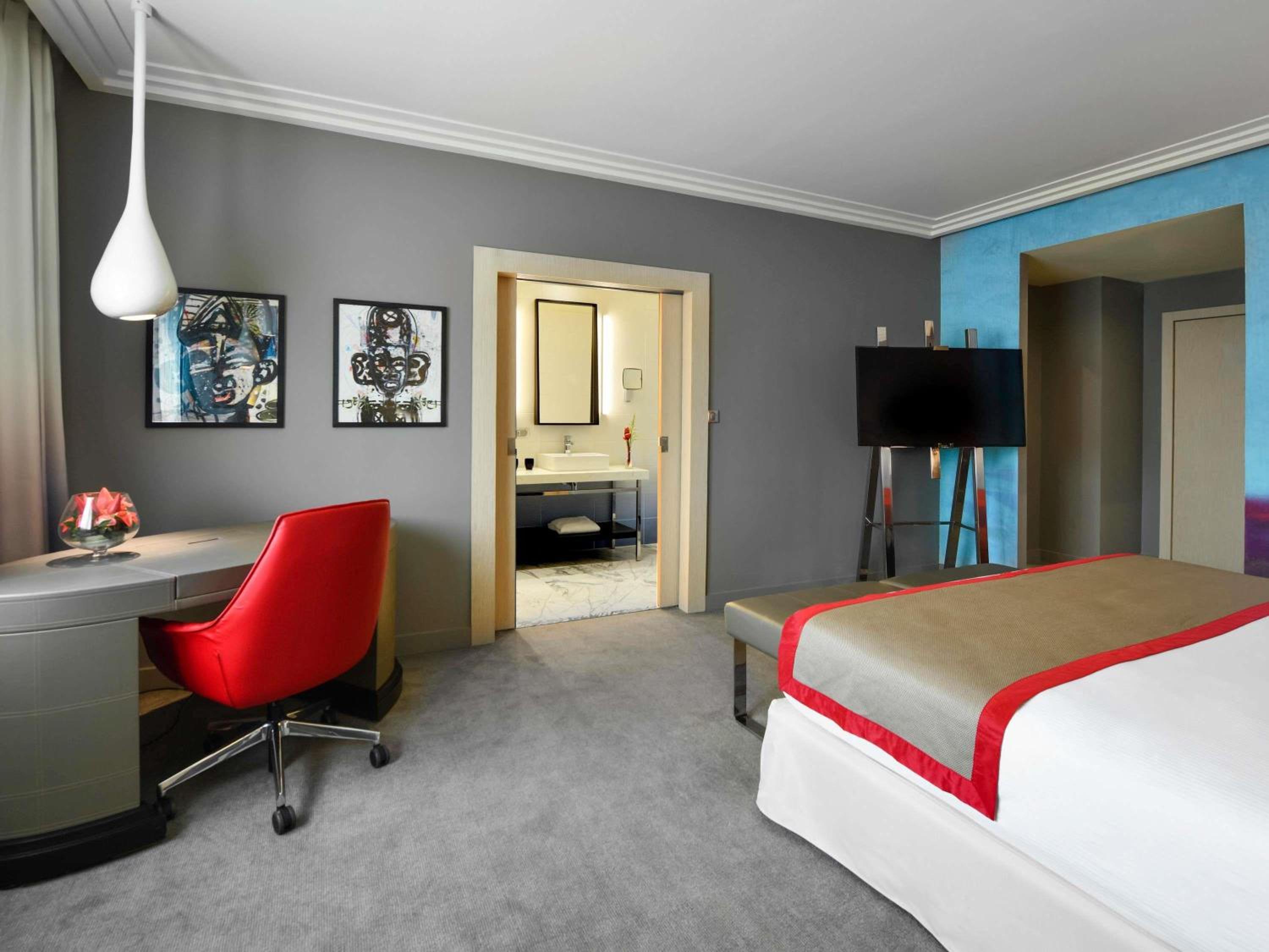 Deluxe Room with One Double and One Single Bed photo 2