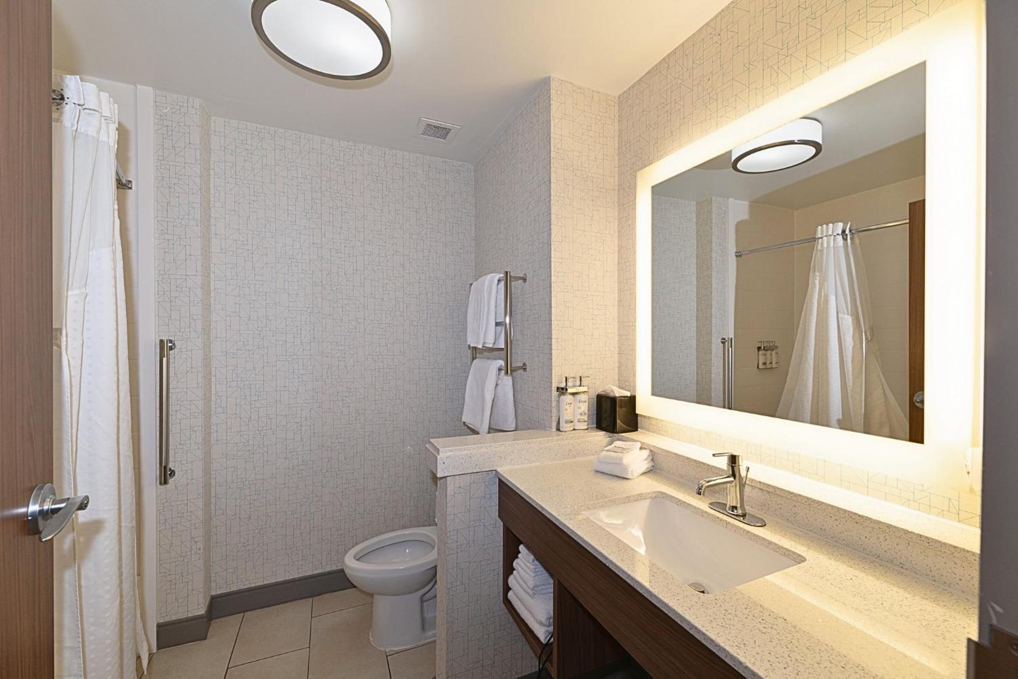 Queen room with 2 Queen beds – Hearing Accessible photo 3