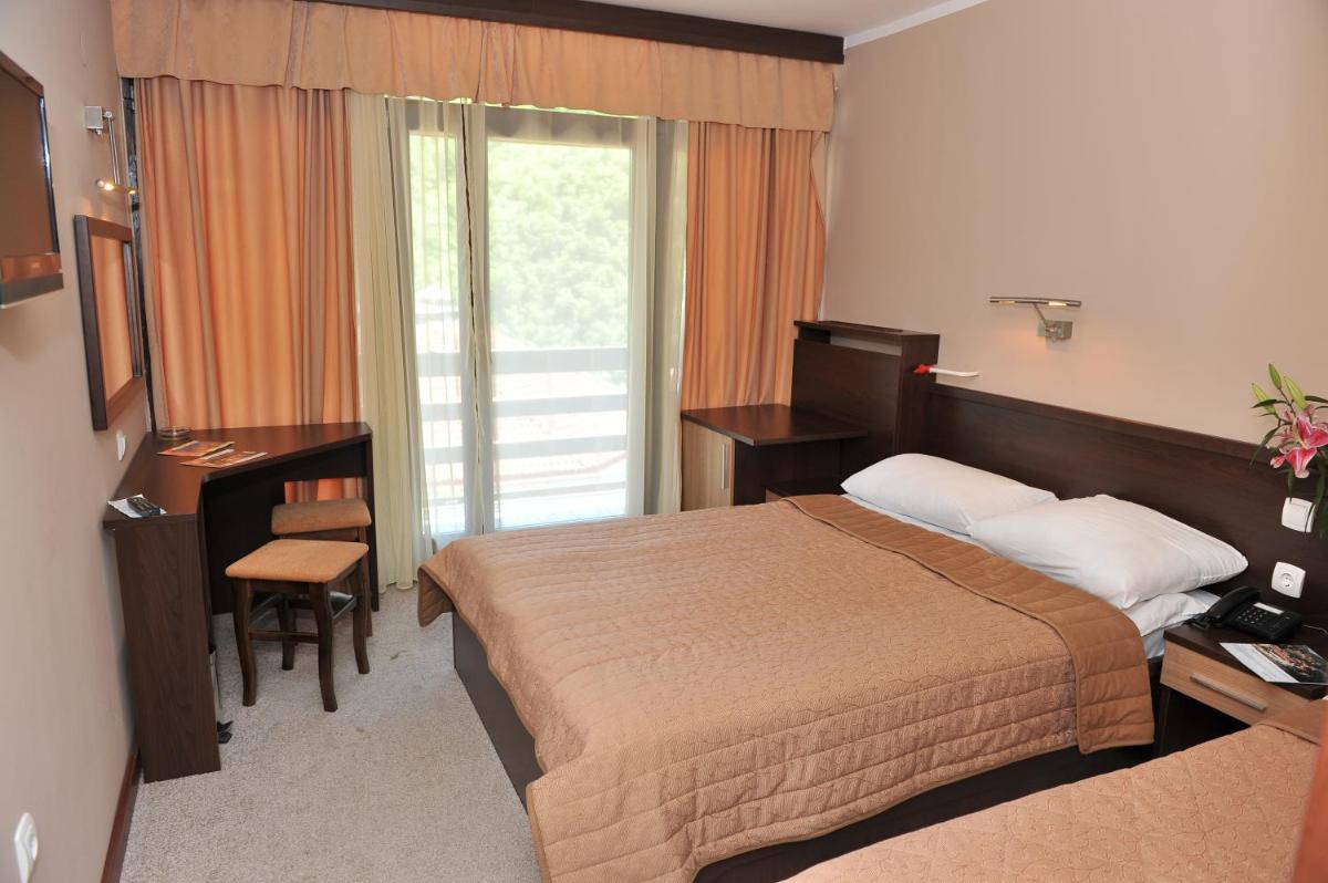 Double Room with Balcony (3 Adults) photo 2