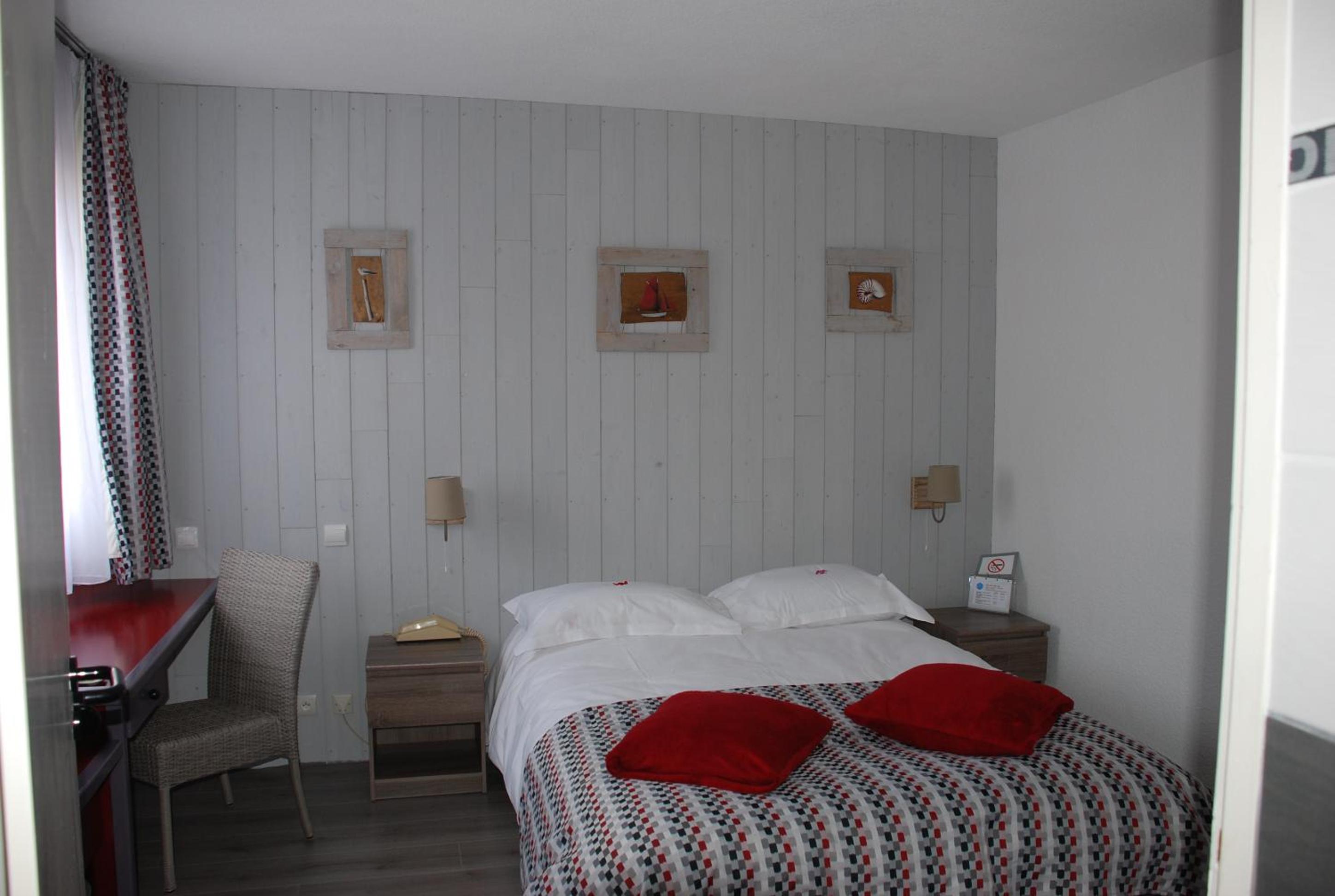 Twin Room - Disability Access photo 3