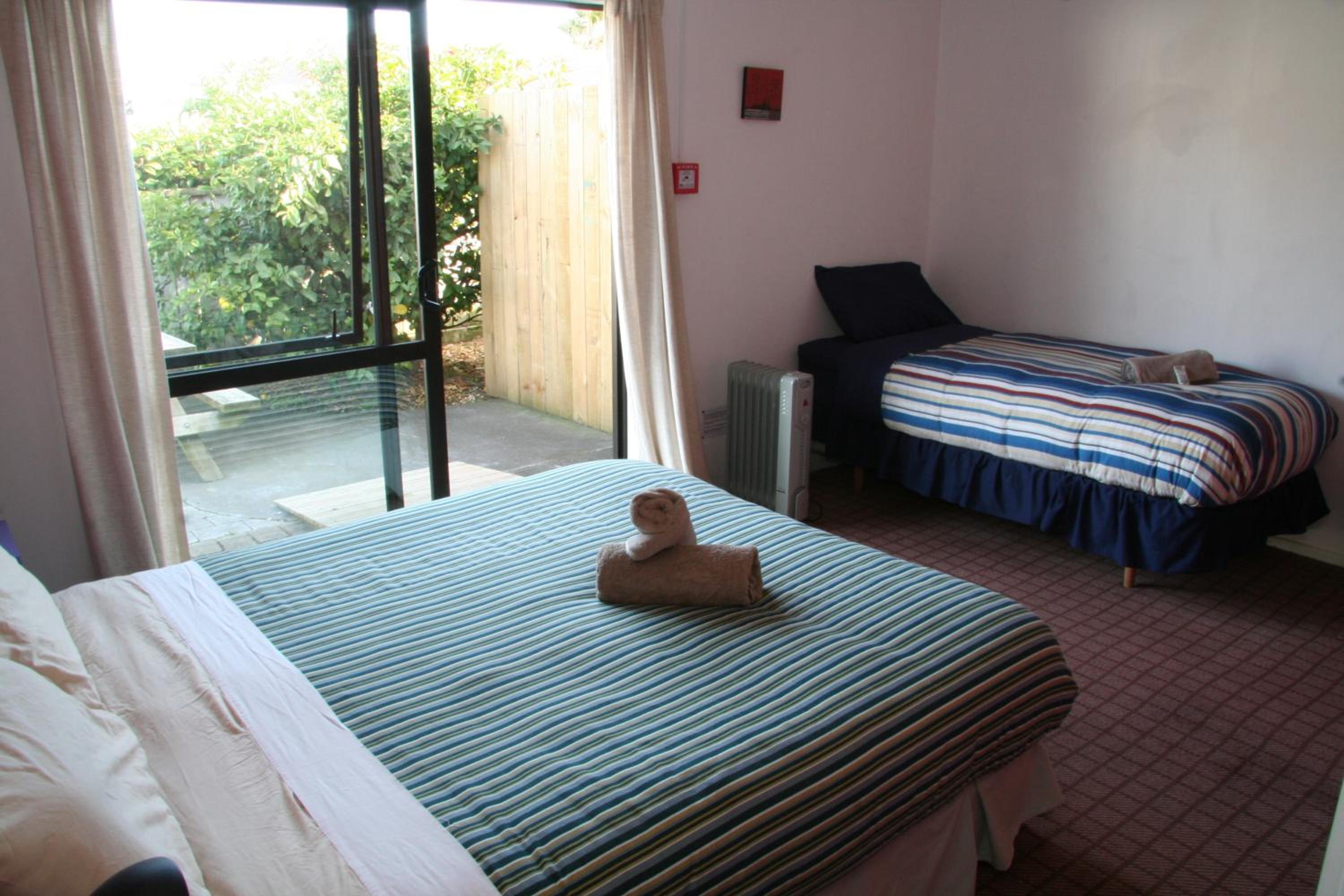 Queen Room with Private Bathroom photo 1