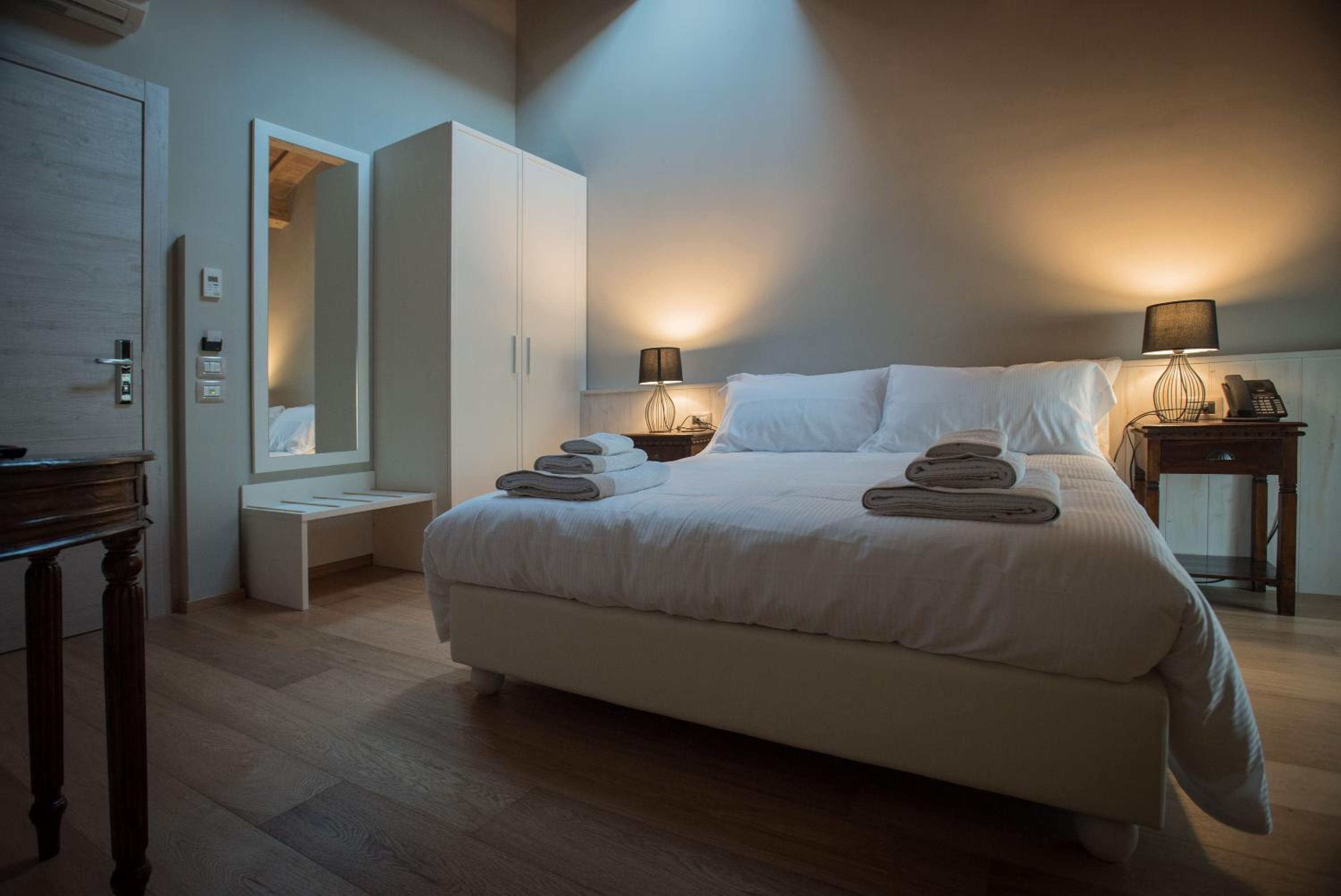 Standard King Room photo 3
