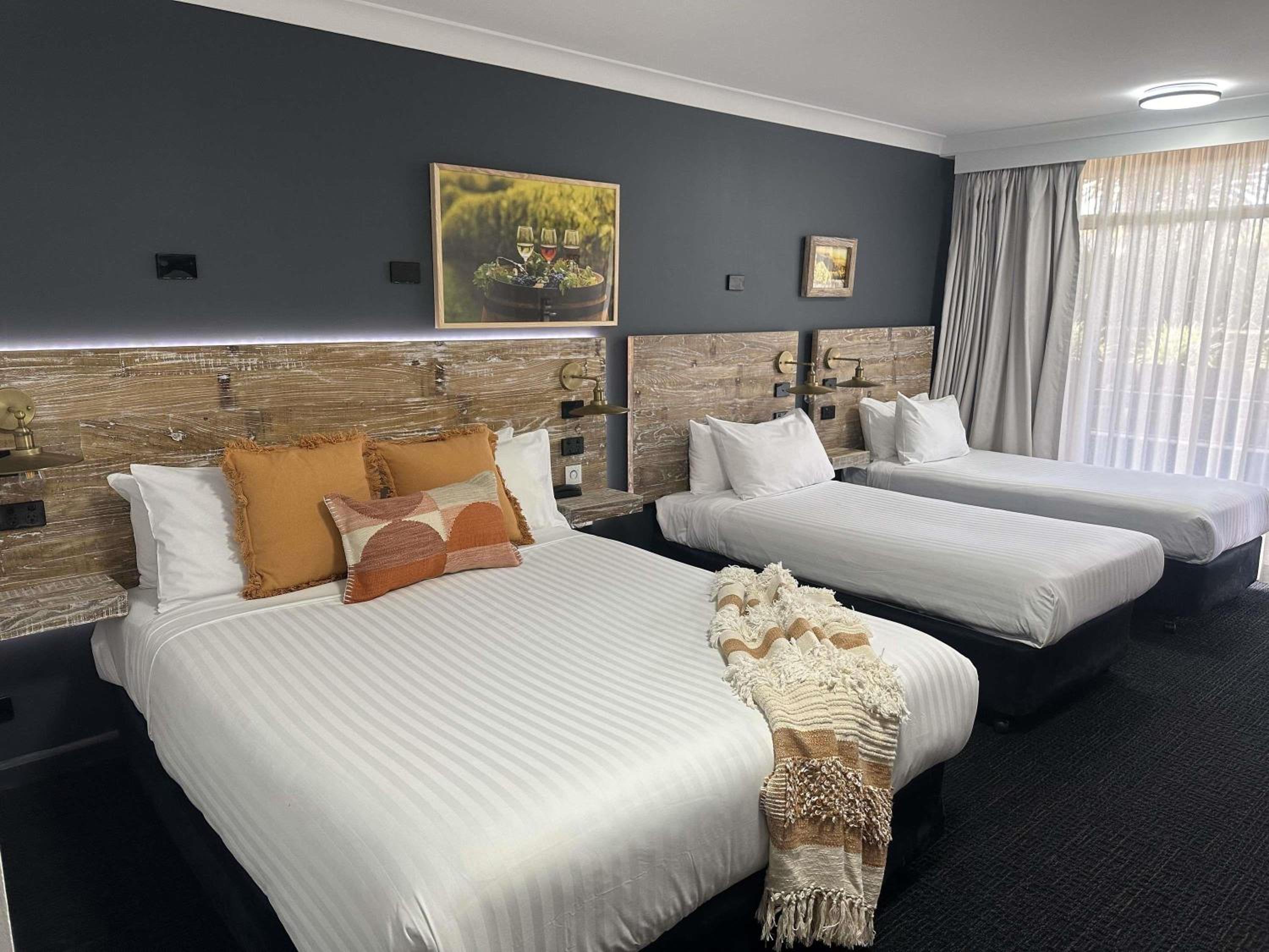 Family Room with One Queen Bed and Two Single Beds photo 1