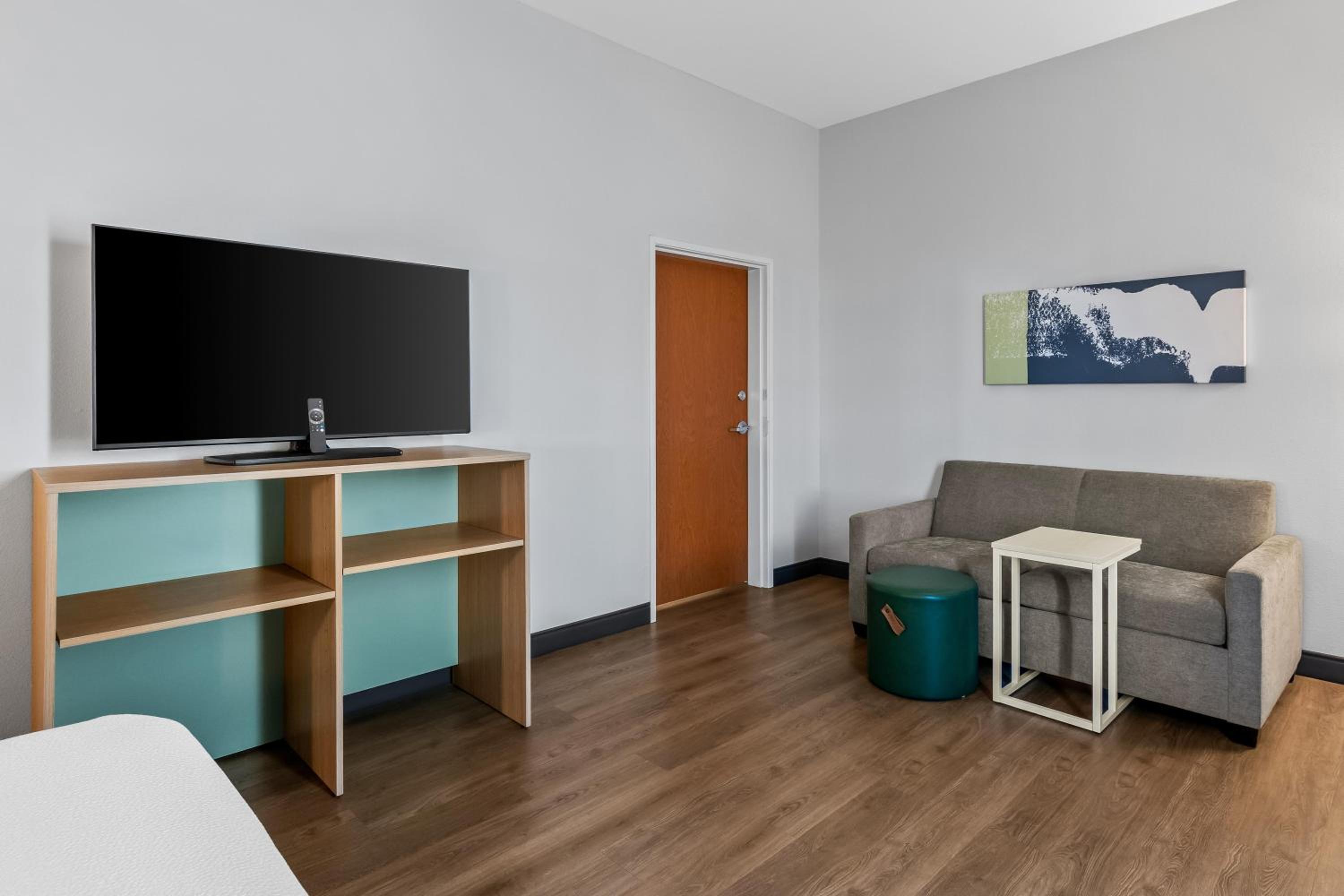 Two-Room Studio with One King Bed and One Queen Bed - Photo 1
