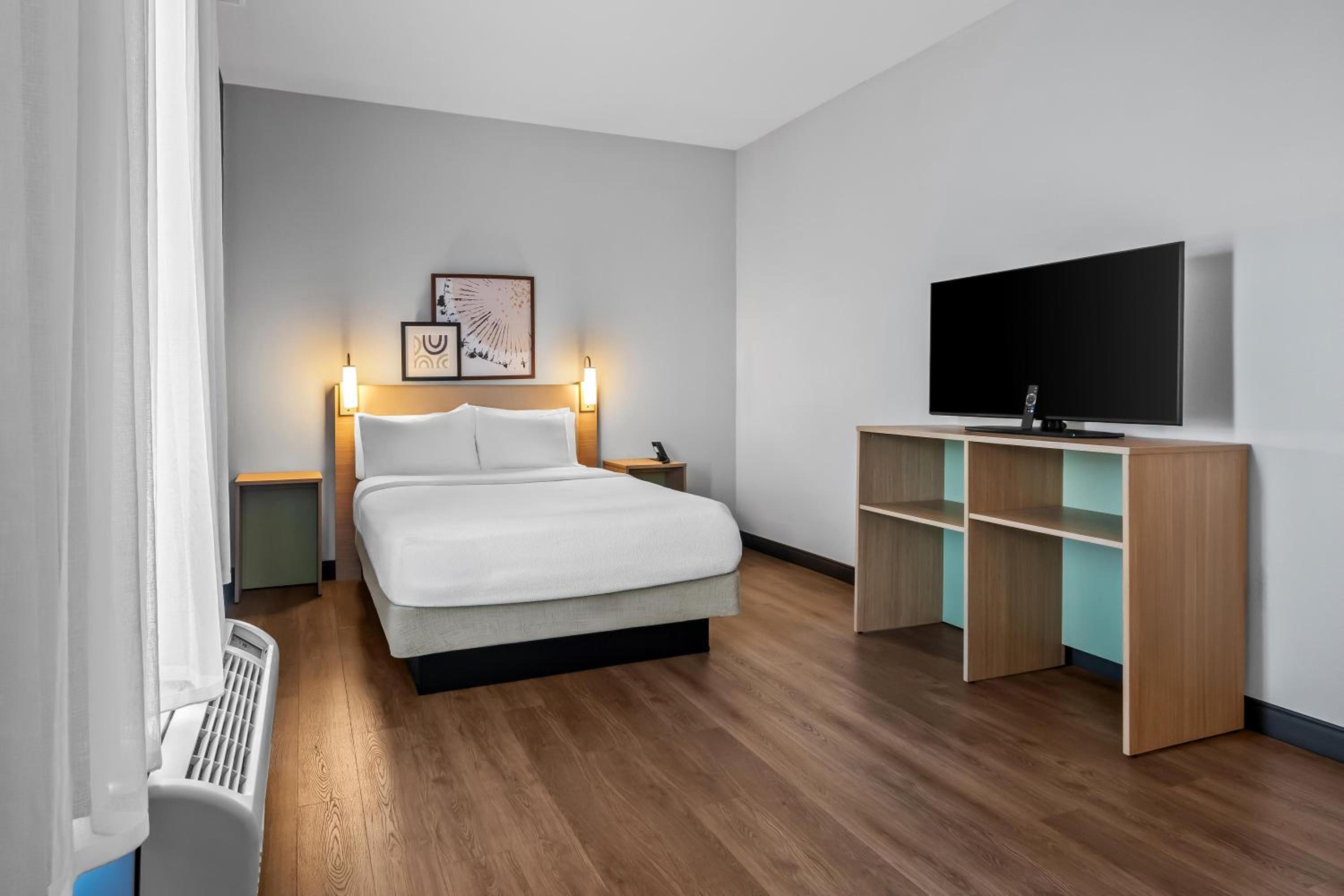 Two-Room Studio with One King Bed and One Queen Bed - Photo 3