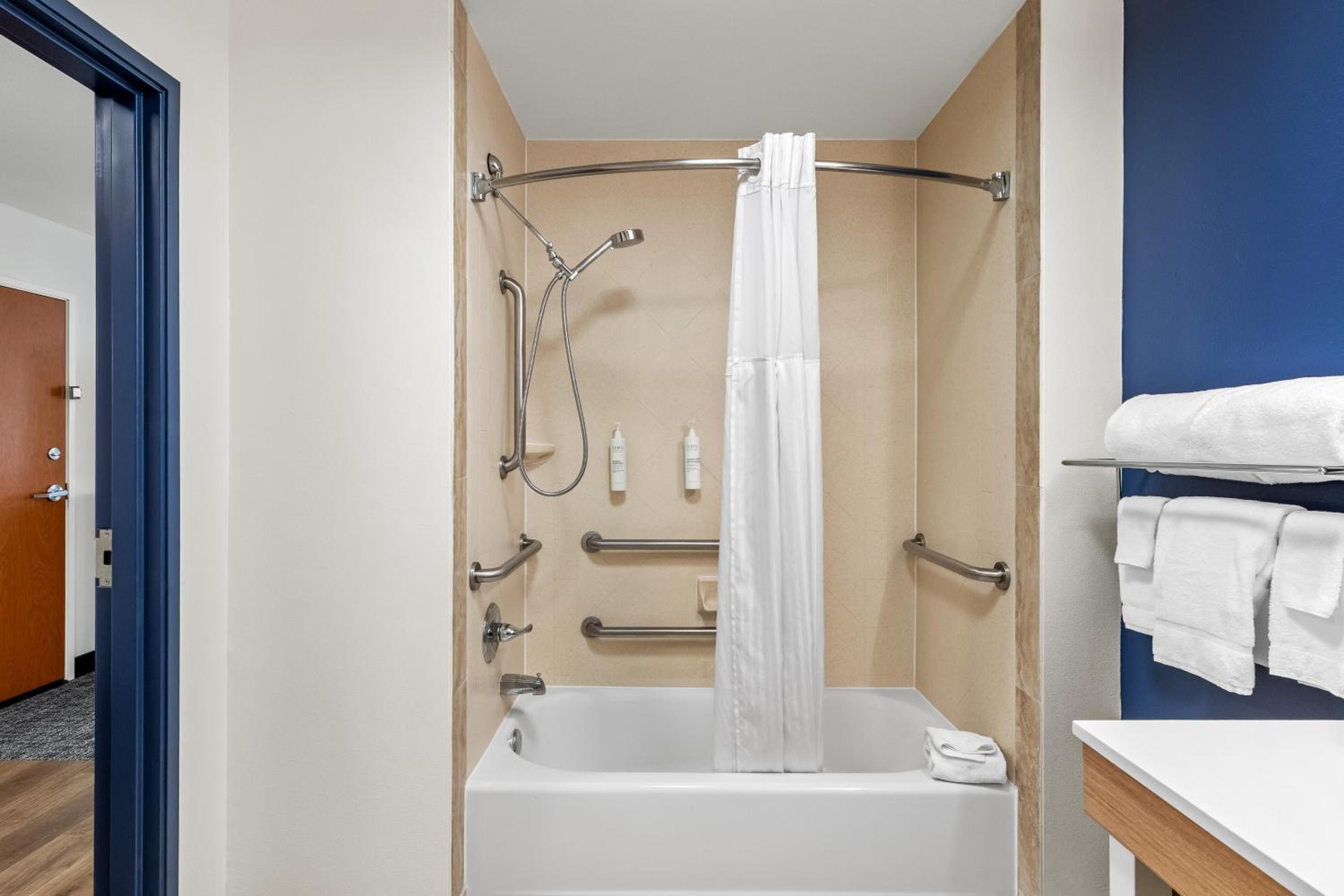 Queen Room with Two Queen Beds and Accessible Tub - Mobility and Hearing Access - Photo 3